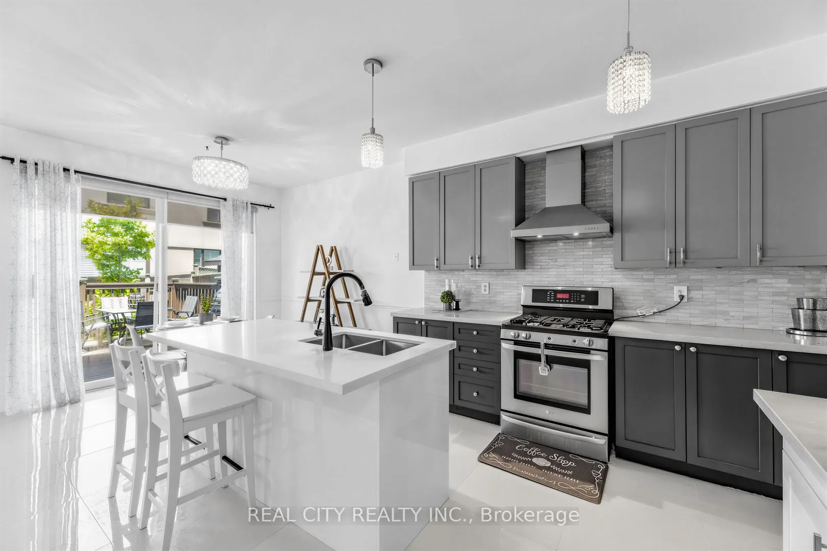 1580 Earl Crescent