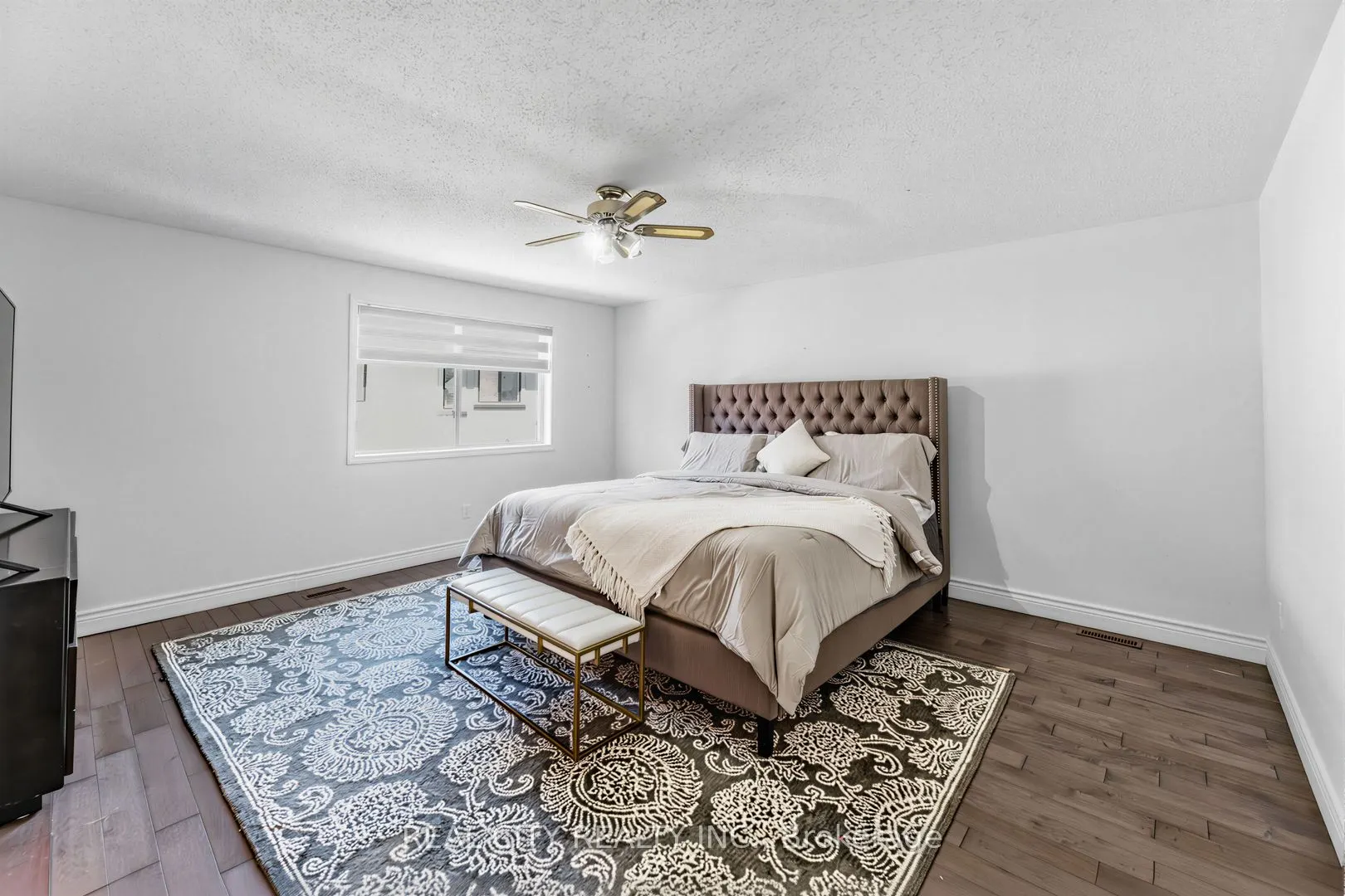 1580 Earl Crescent