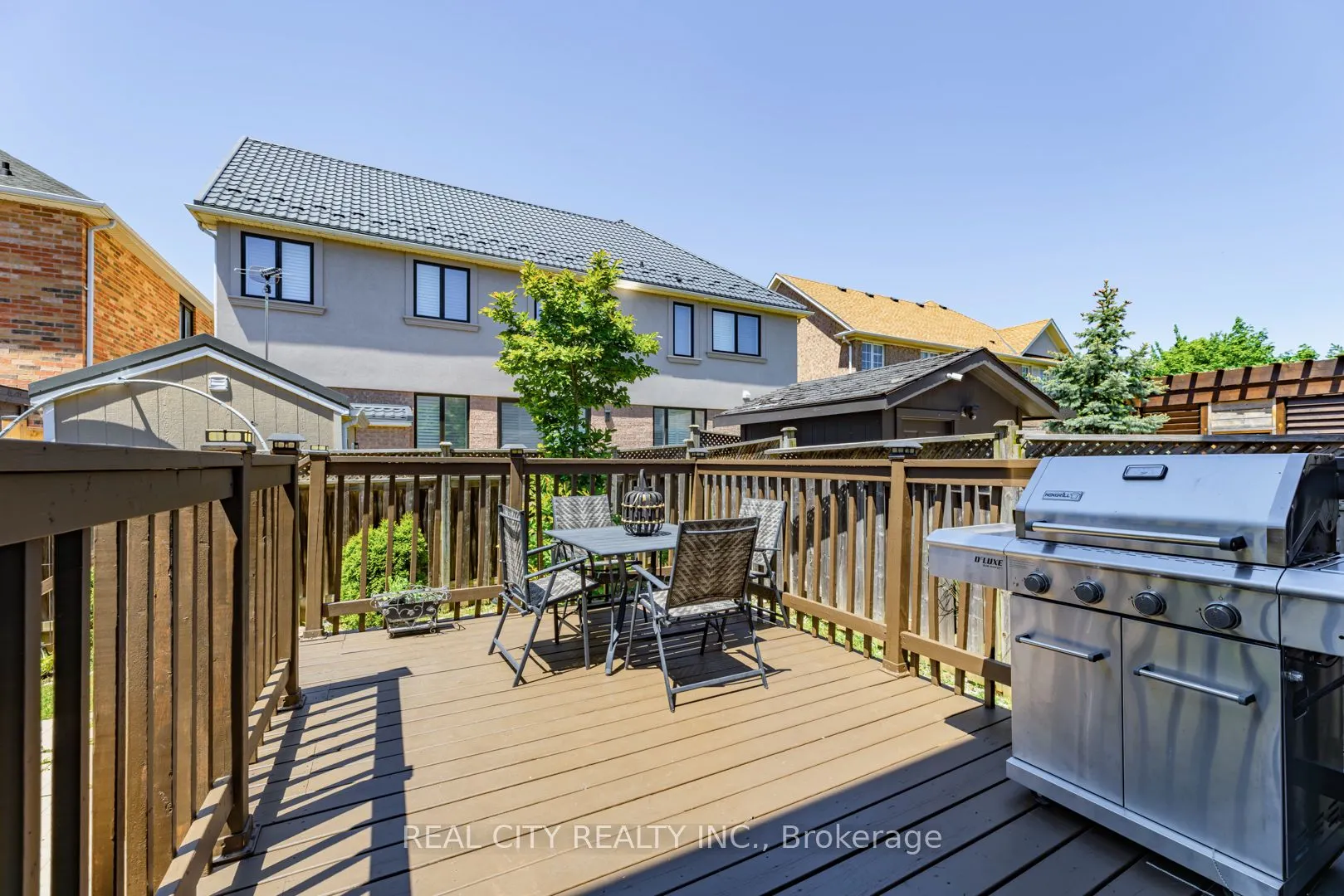 1580 Earl Crescent