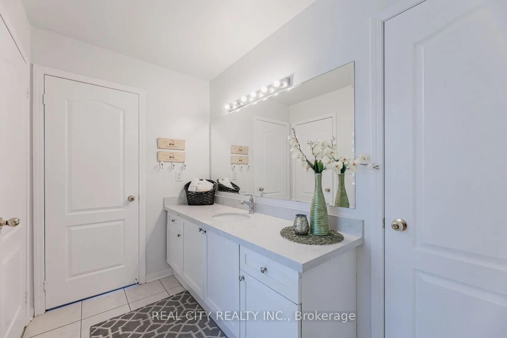 1580 Earl Crescent