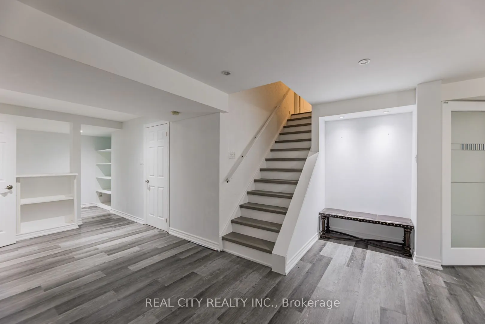 1580 Earl Crescent