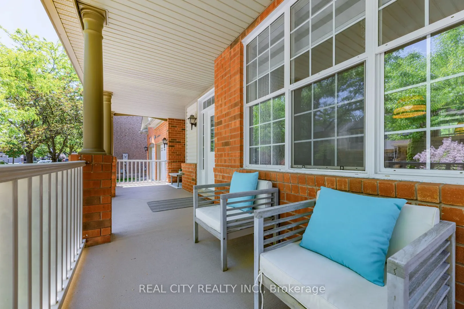 1580 Earl Crescent