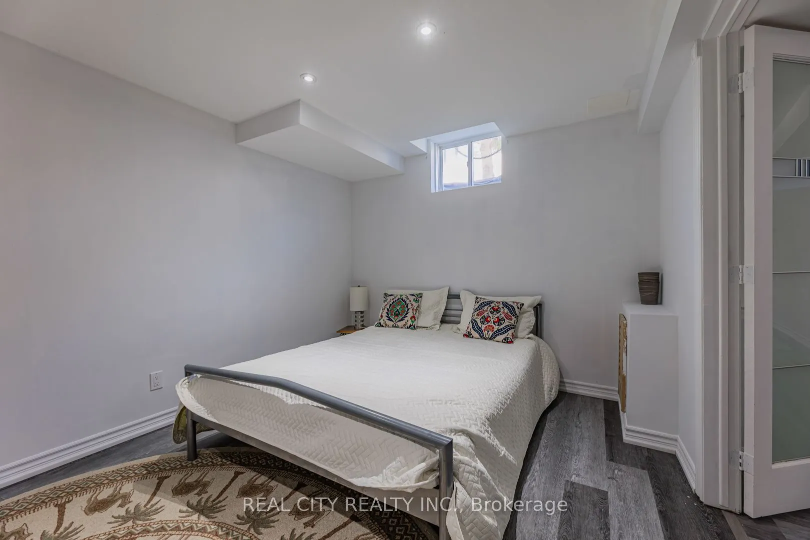 1580 Earl Crescent