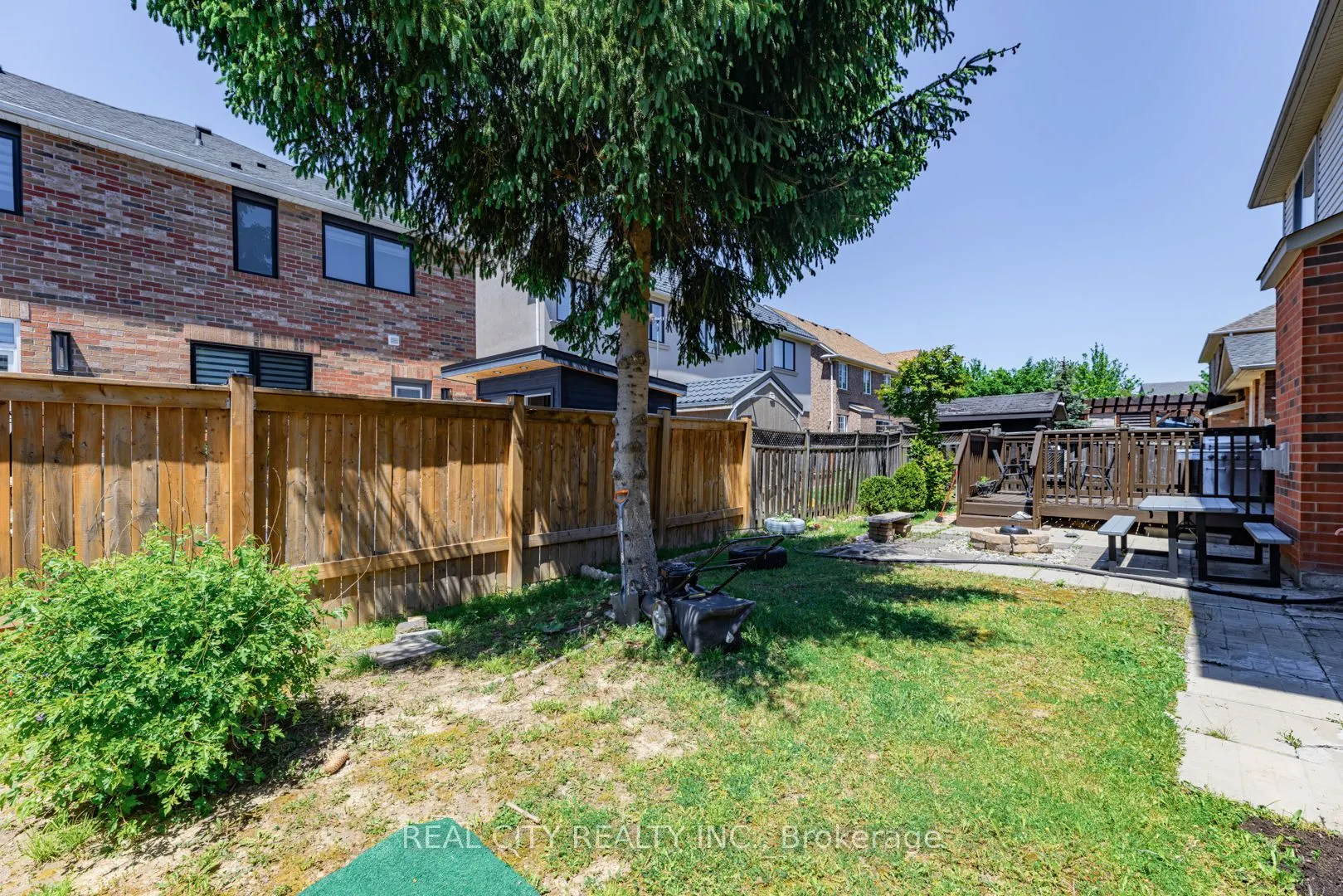 1580 Earl Crescent