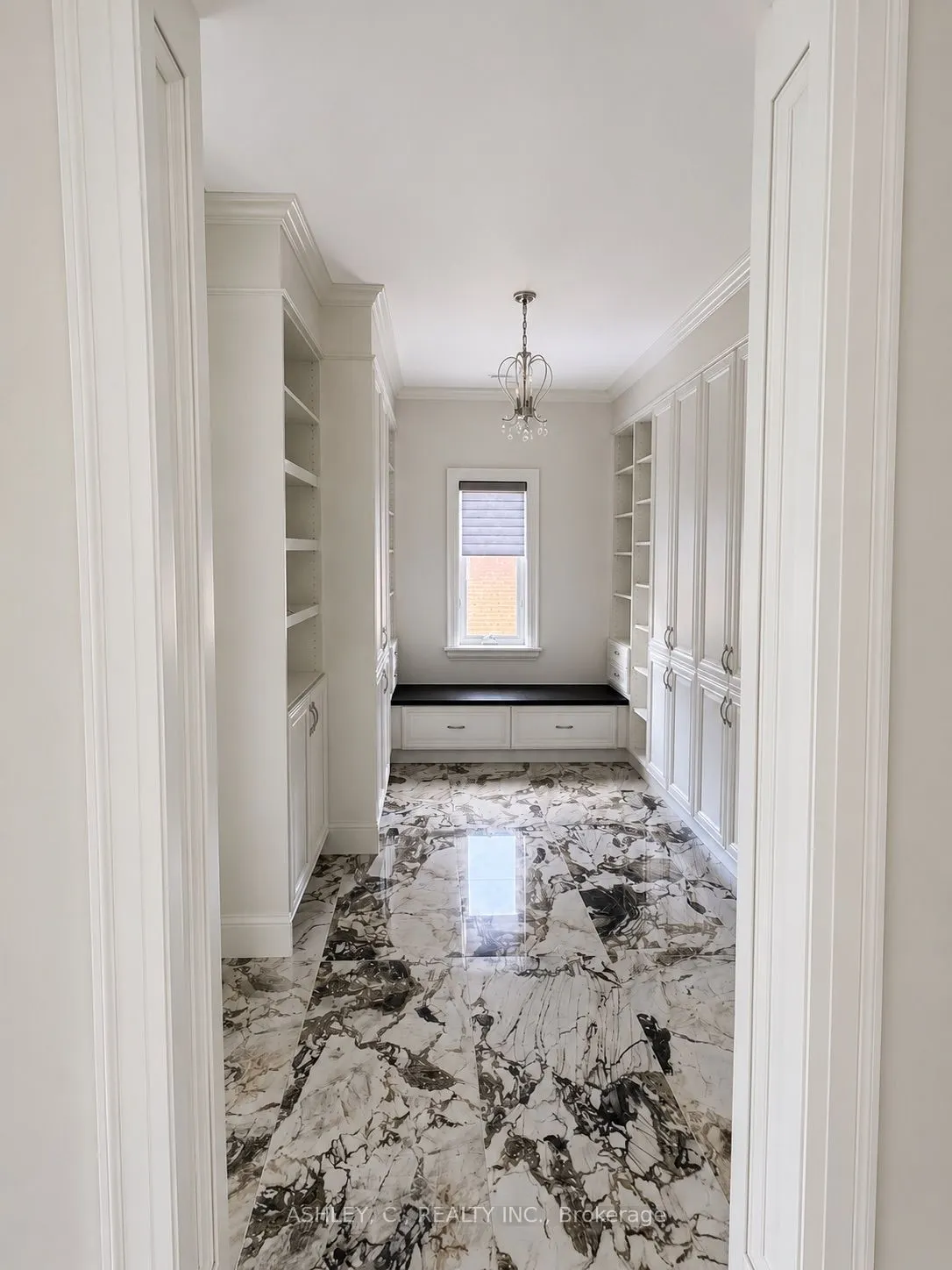 2588 Sharon Crescent