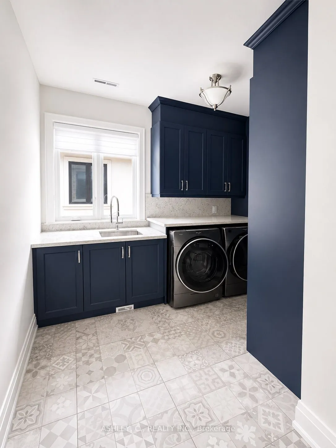 2588 Sharon Crescent