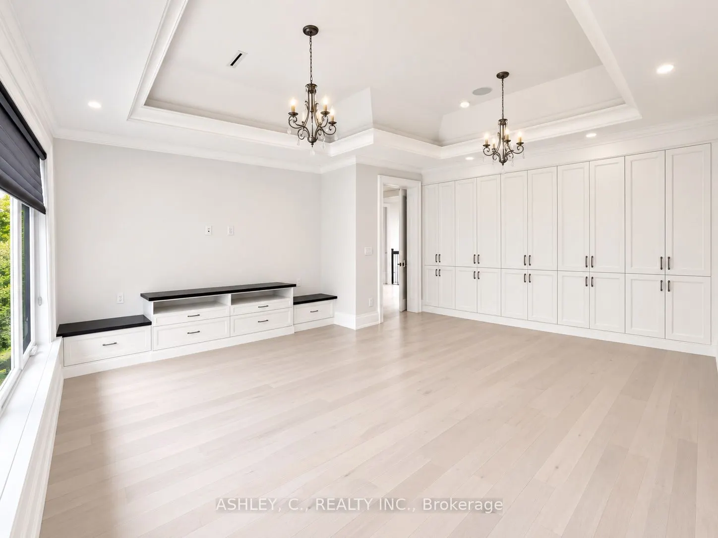 2588 Sharon Crescent