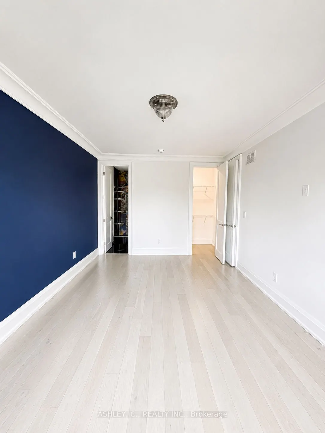 2588 Sharon Crescent