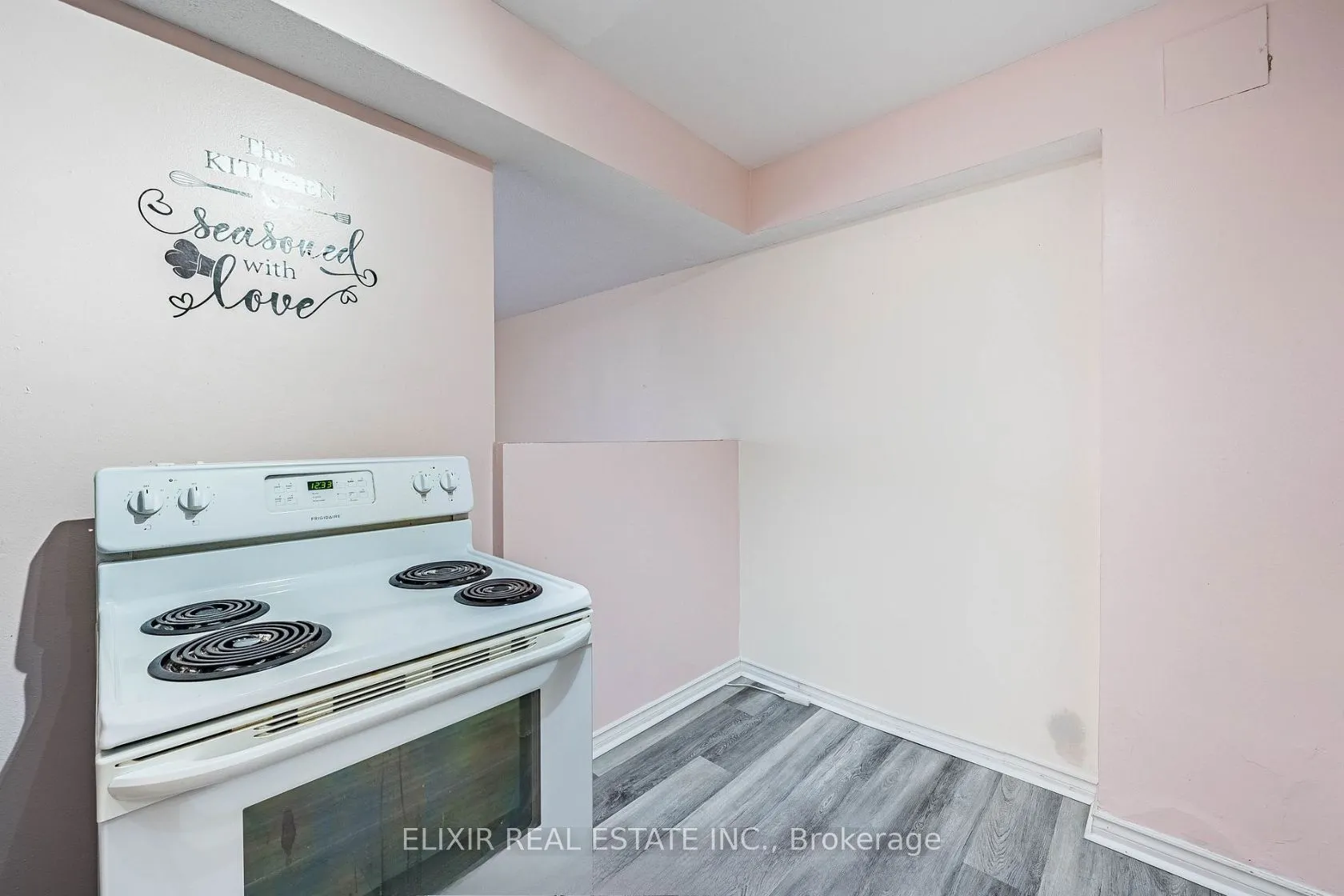 15 Elizabeth Street N #605