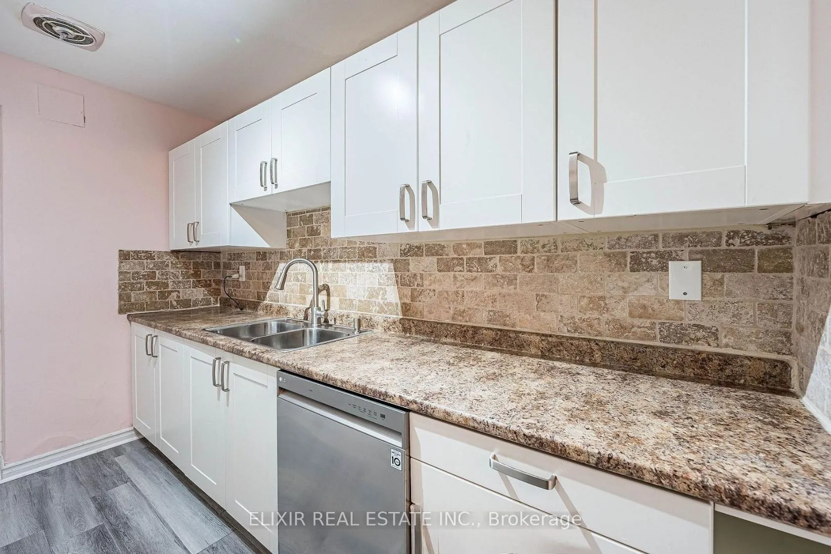 15 Elizabeth Street N #605