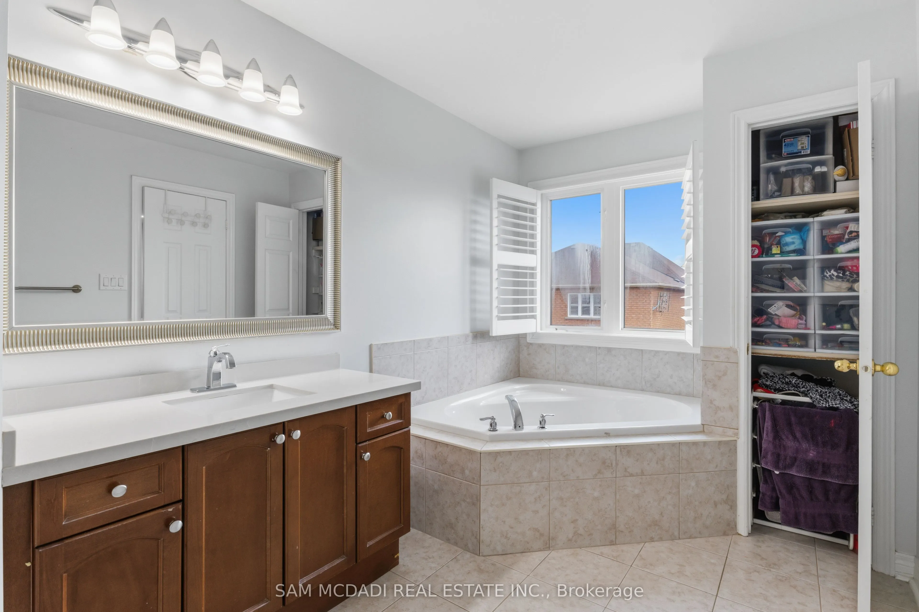 5604 Doctor Peddle Crescent