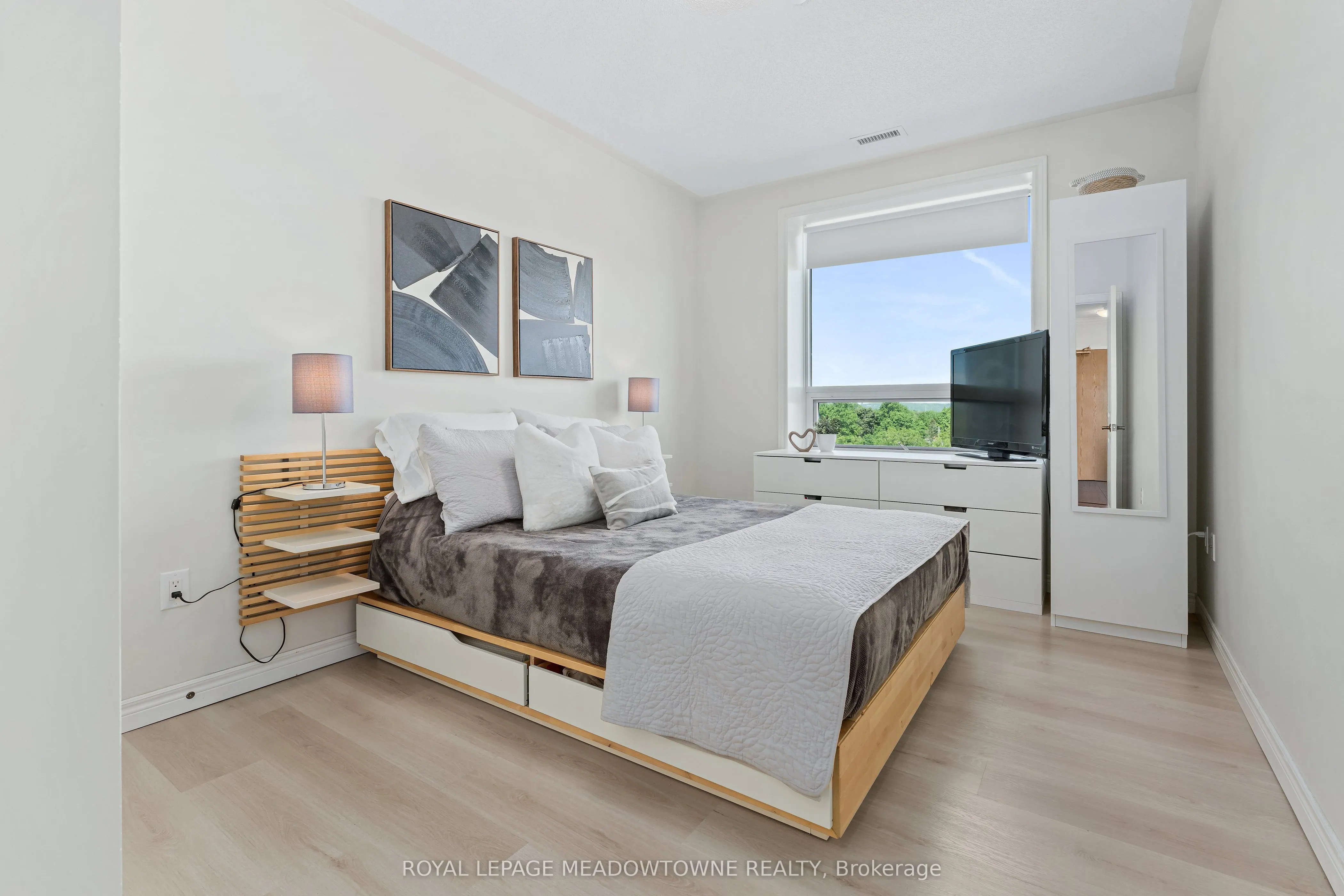 383 Main Street E #520