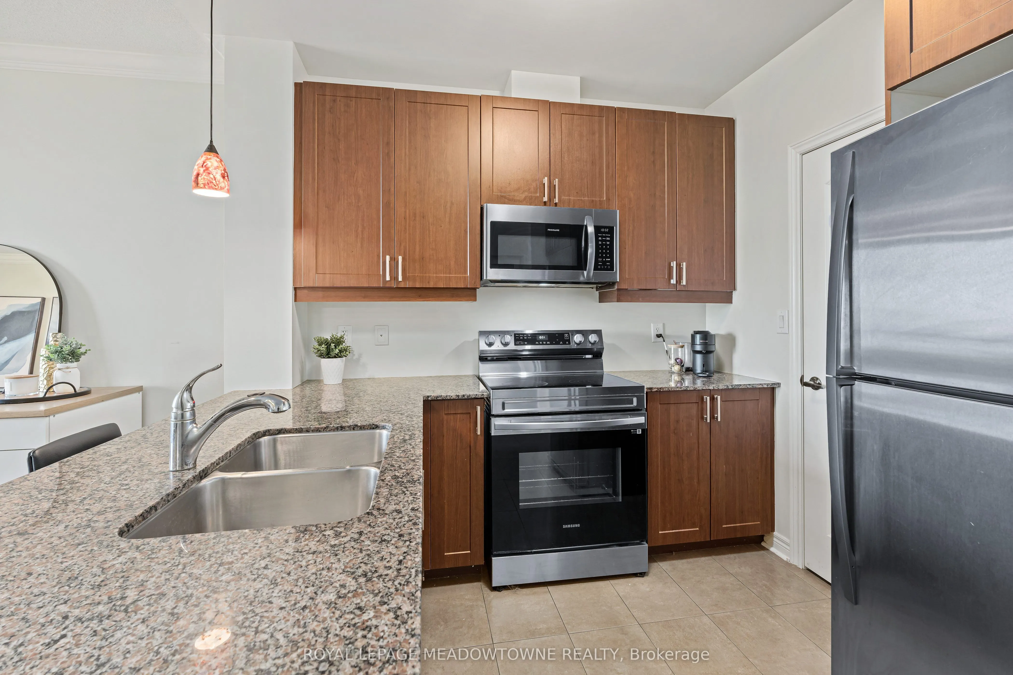 383 Main Street E #520