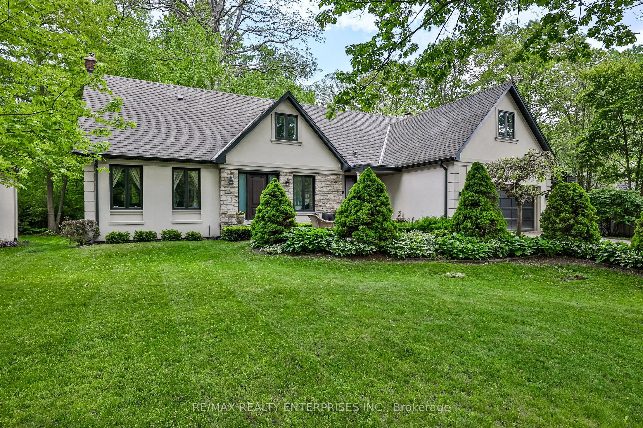 208 Mineola Road W