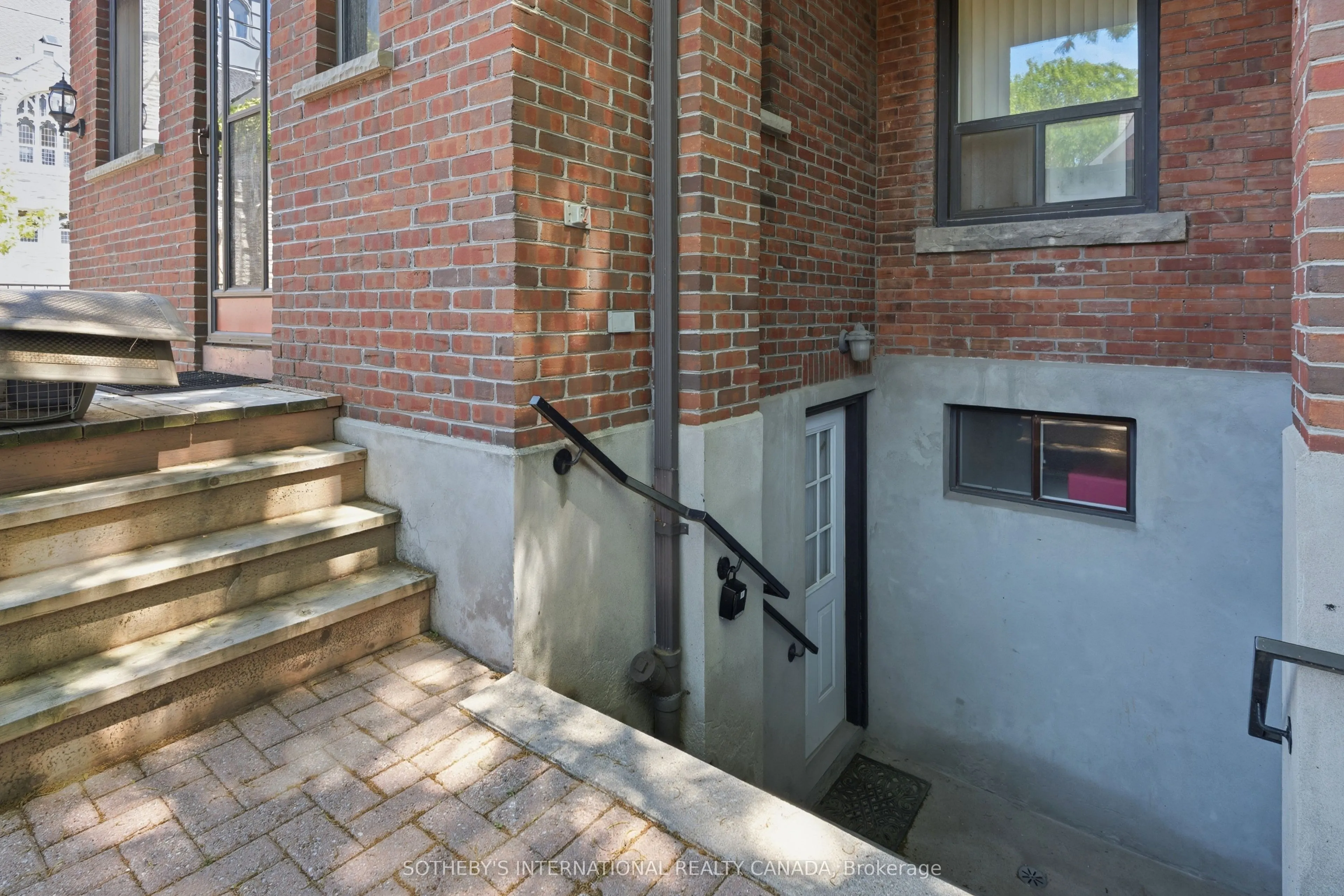 376 Sunnyside Avenue