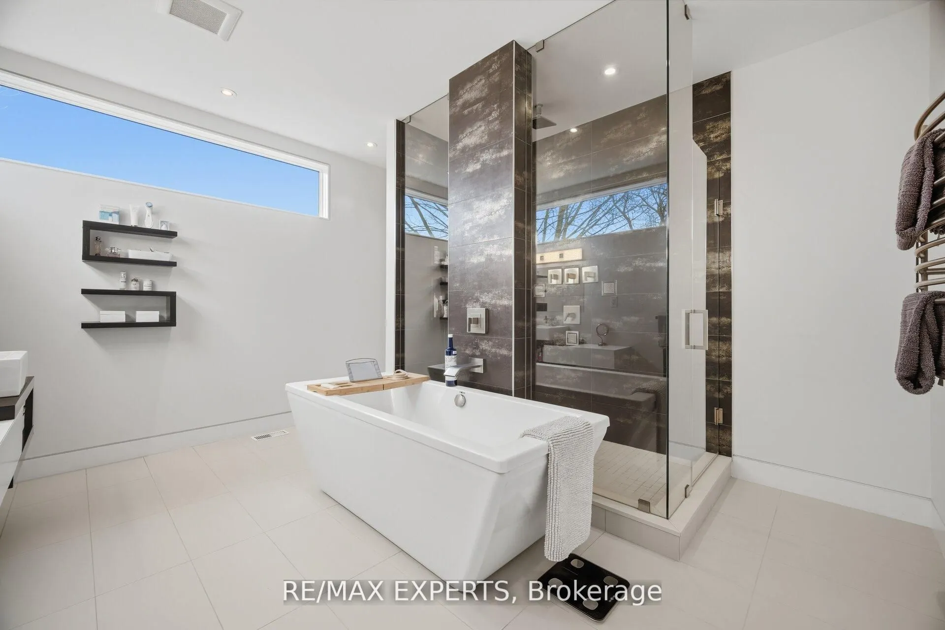 1527 Glenhill Crescent