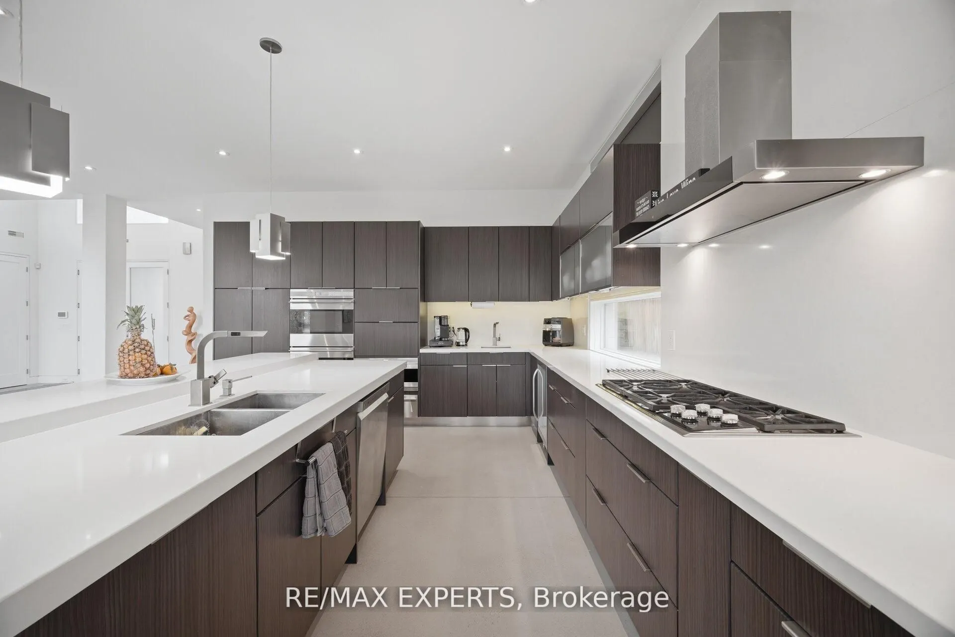 1527 Glenhill Crescent