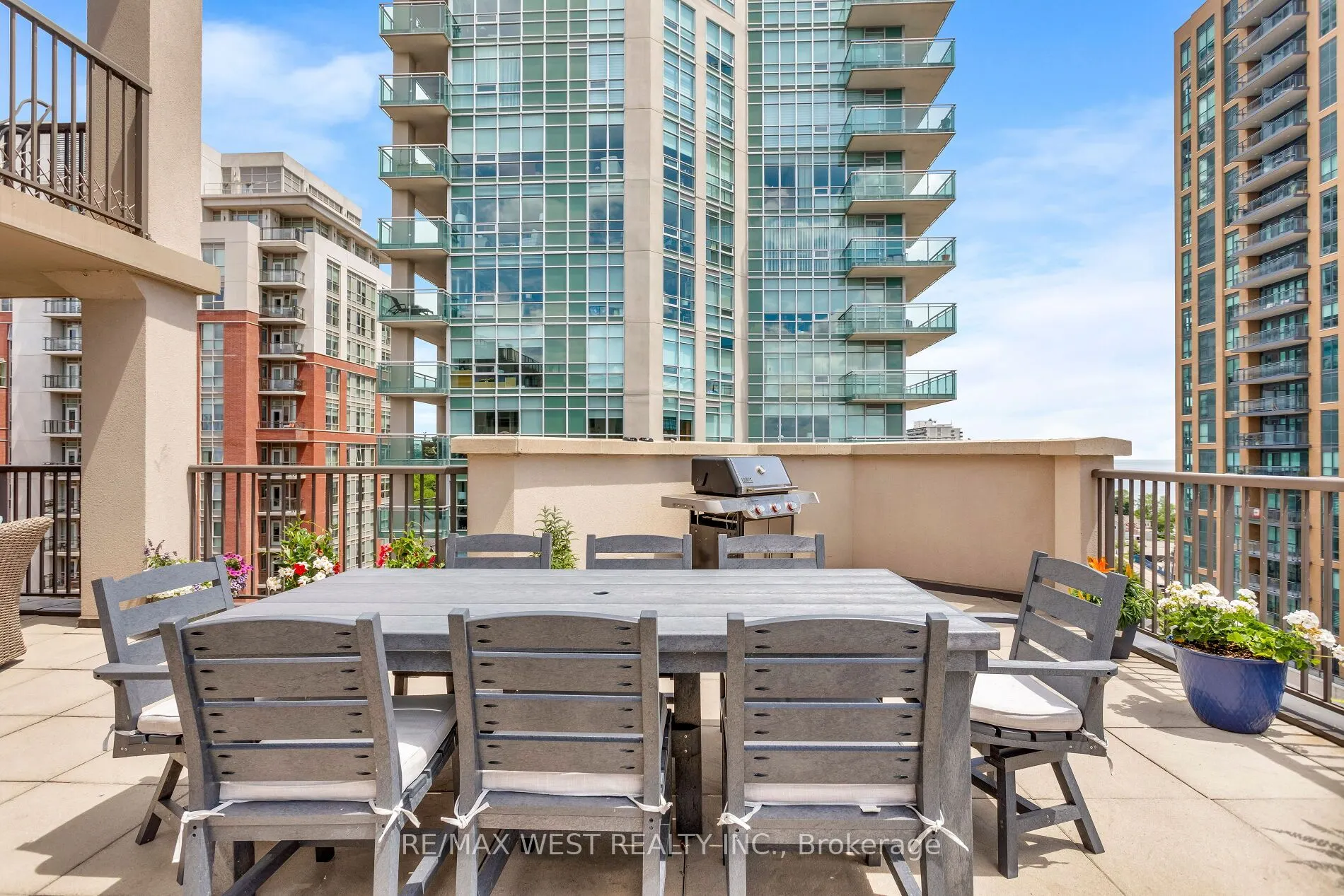 399 Elizabeth Street #905