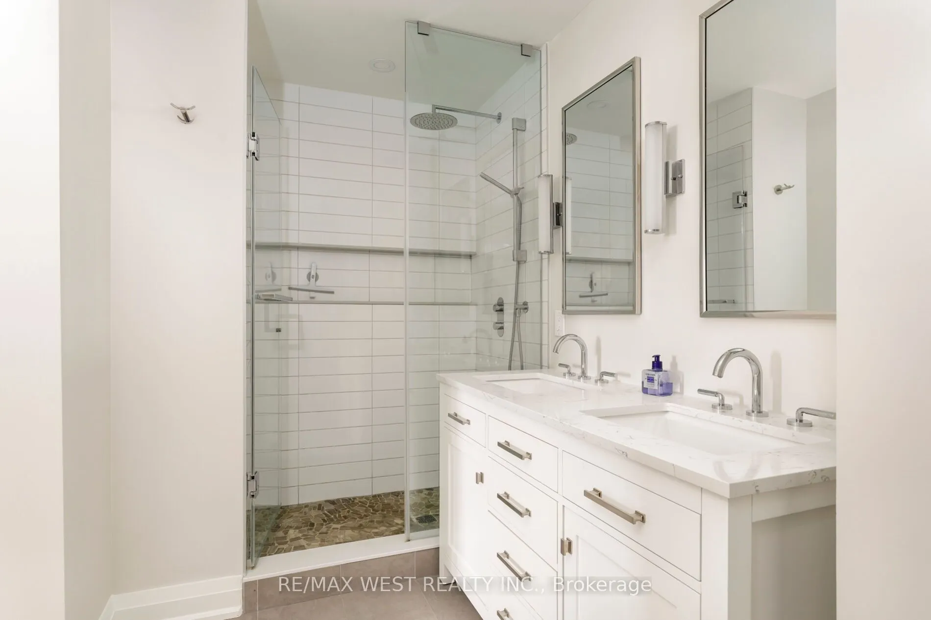 399 Elizabeth Street #905