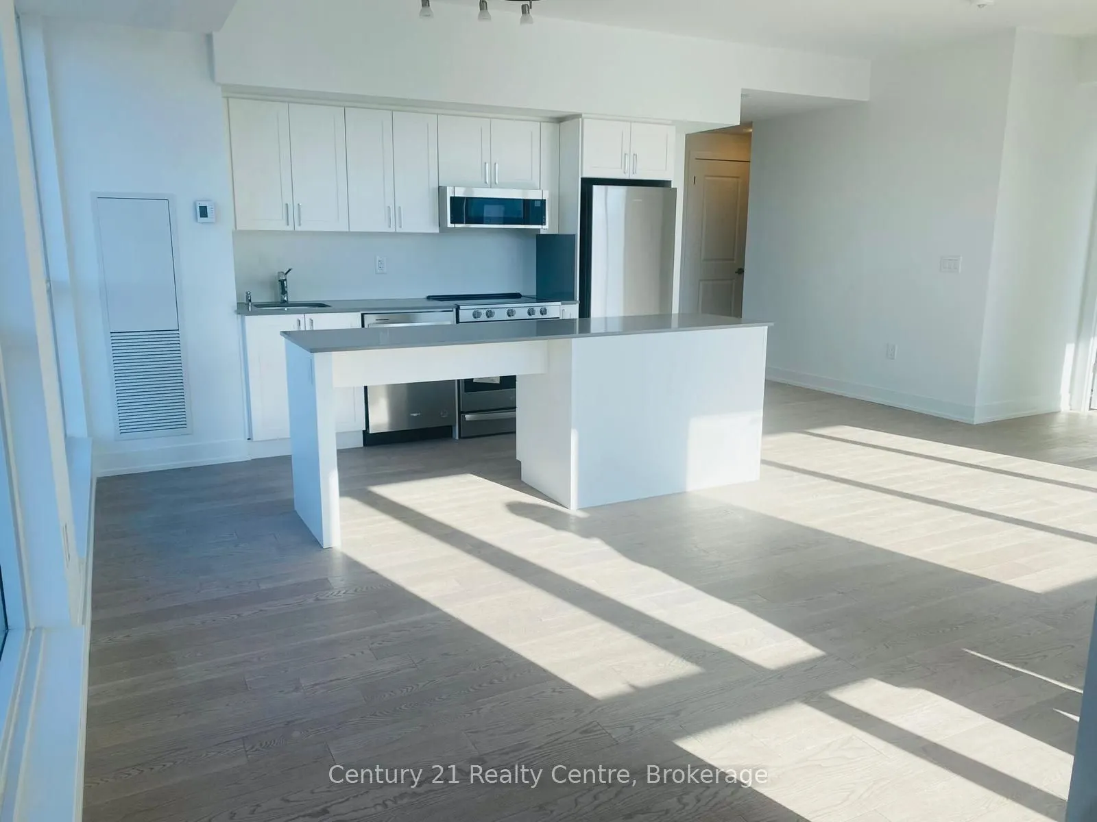 1063 Douglas McCurdy Common #303