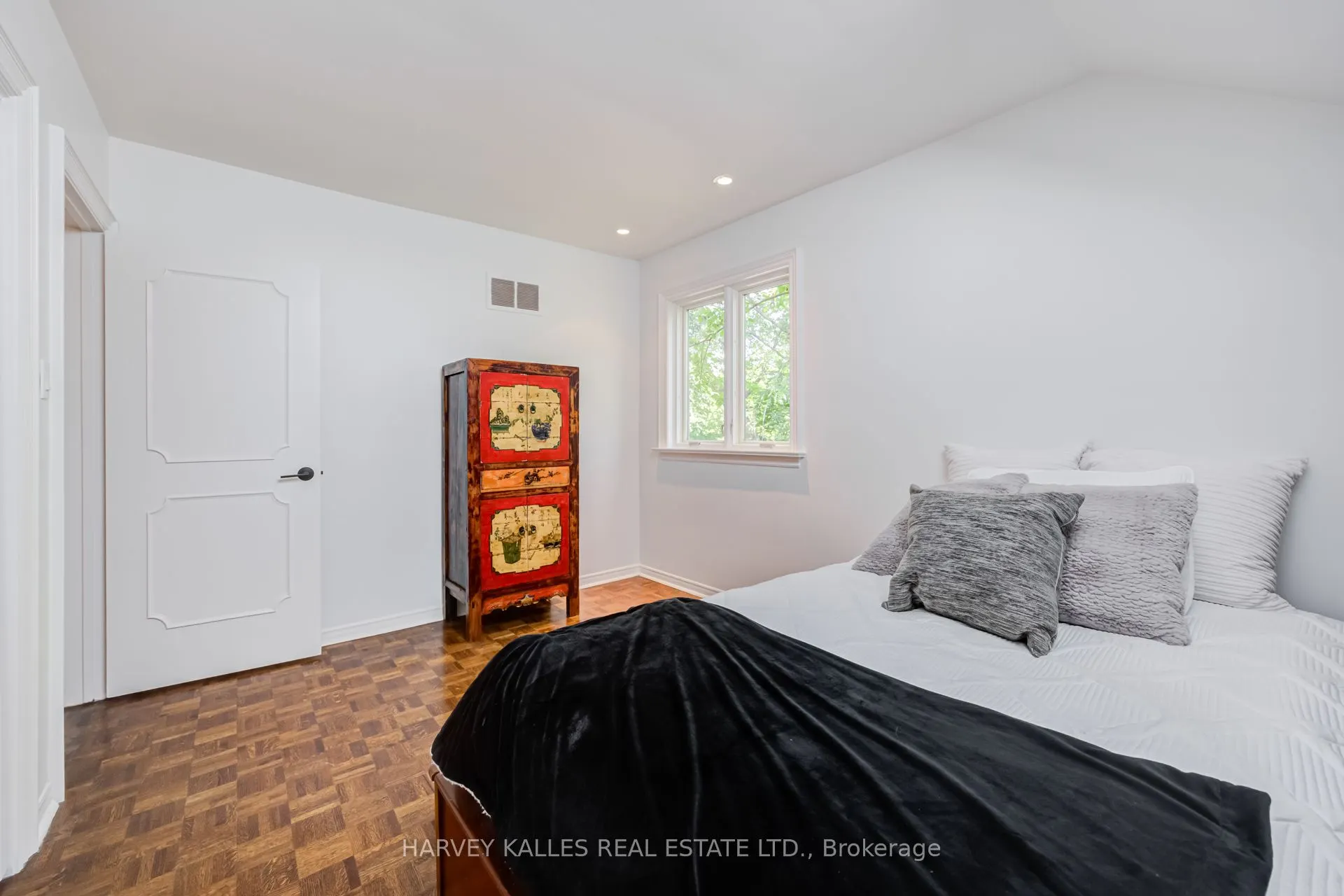 19 Ridgegate Crescent
