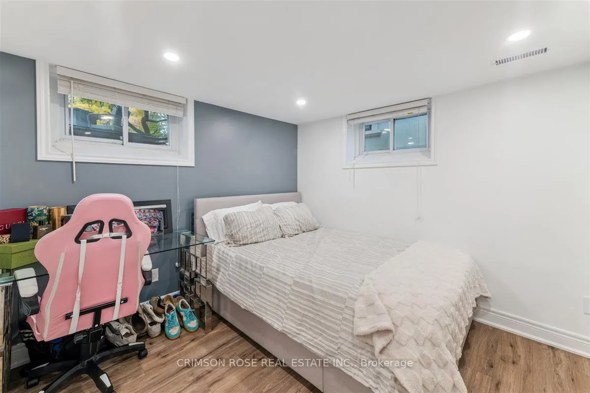 89 Holyrood Avenue