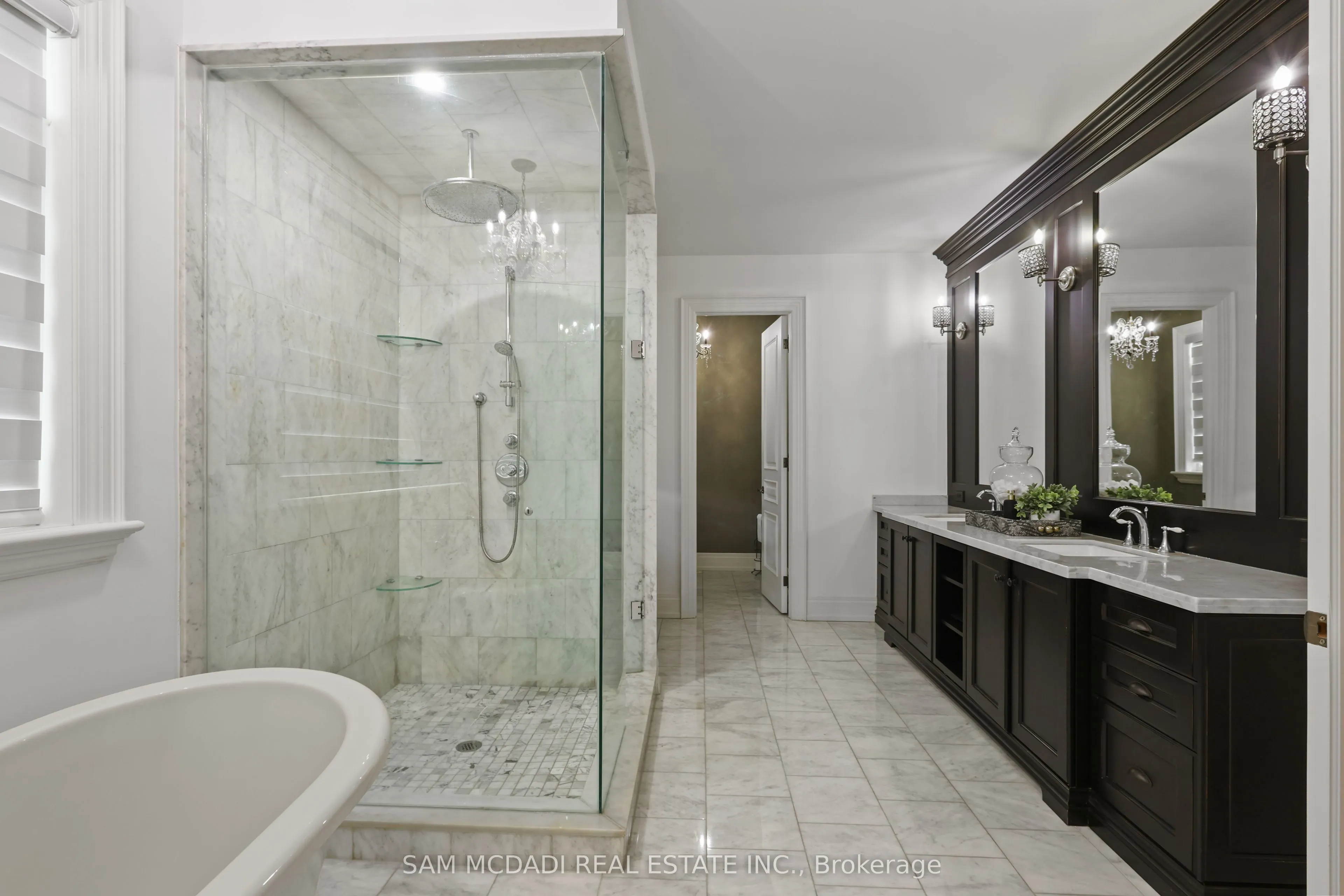 725 Queensway W