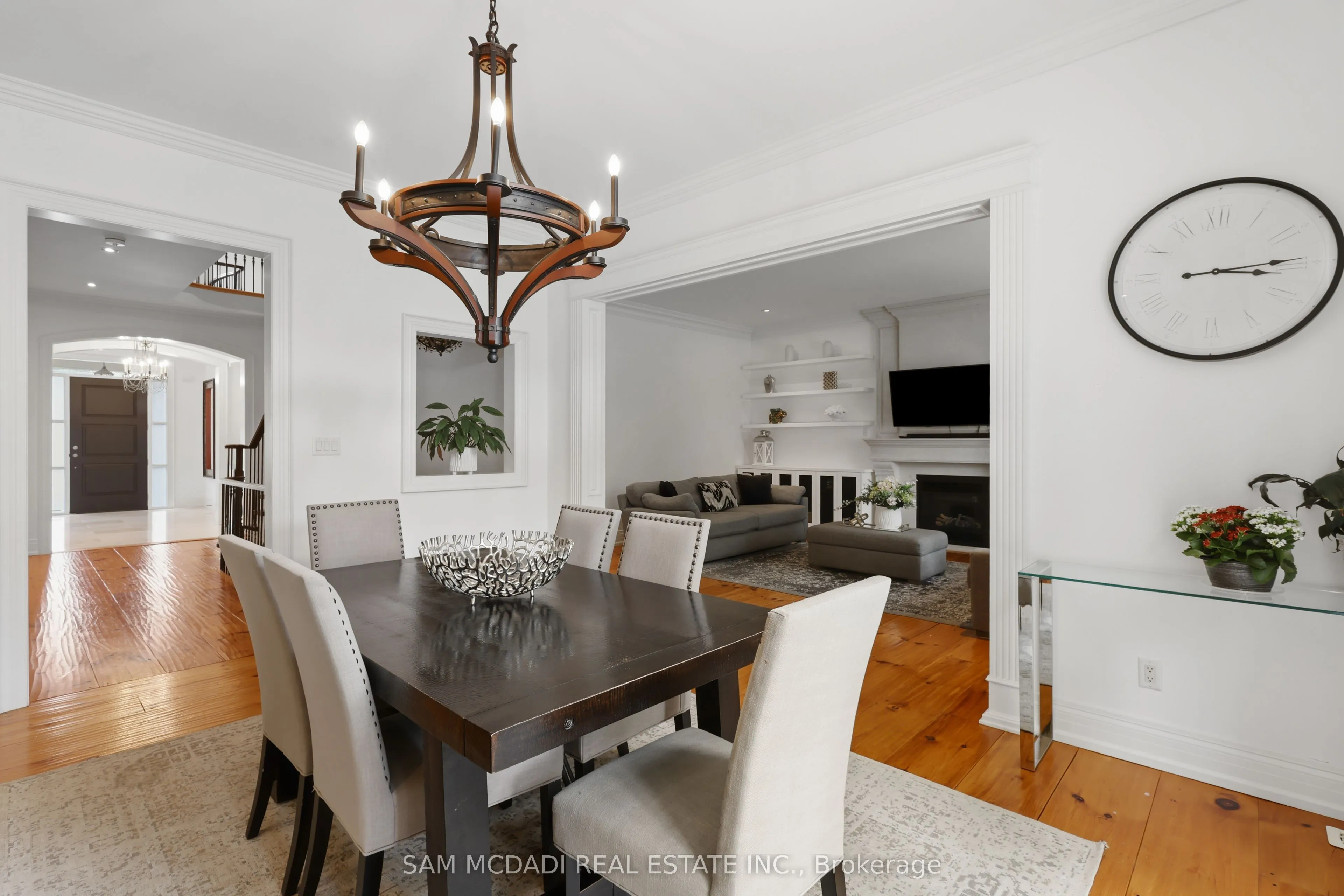 725 Queensway W