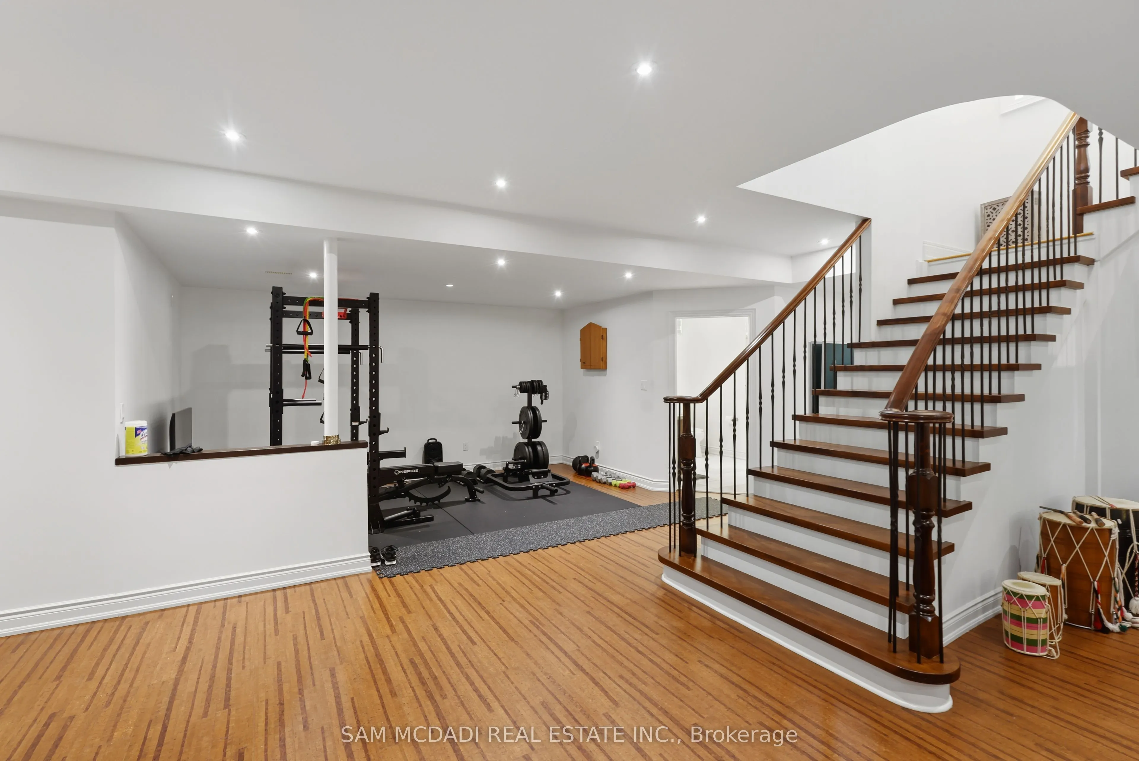 725 Queensway W