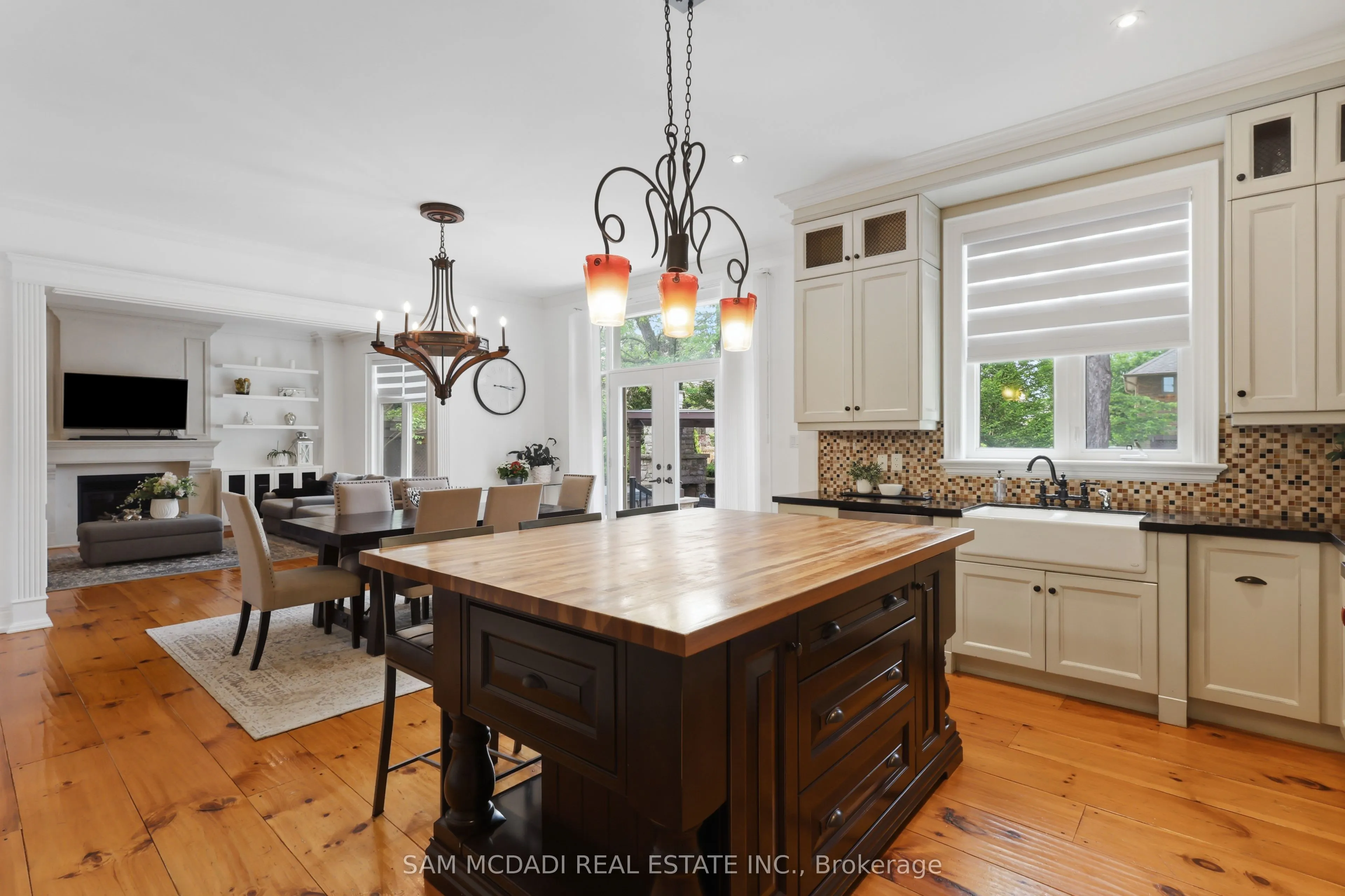 725 Queensway W