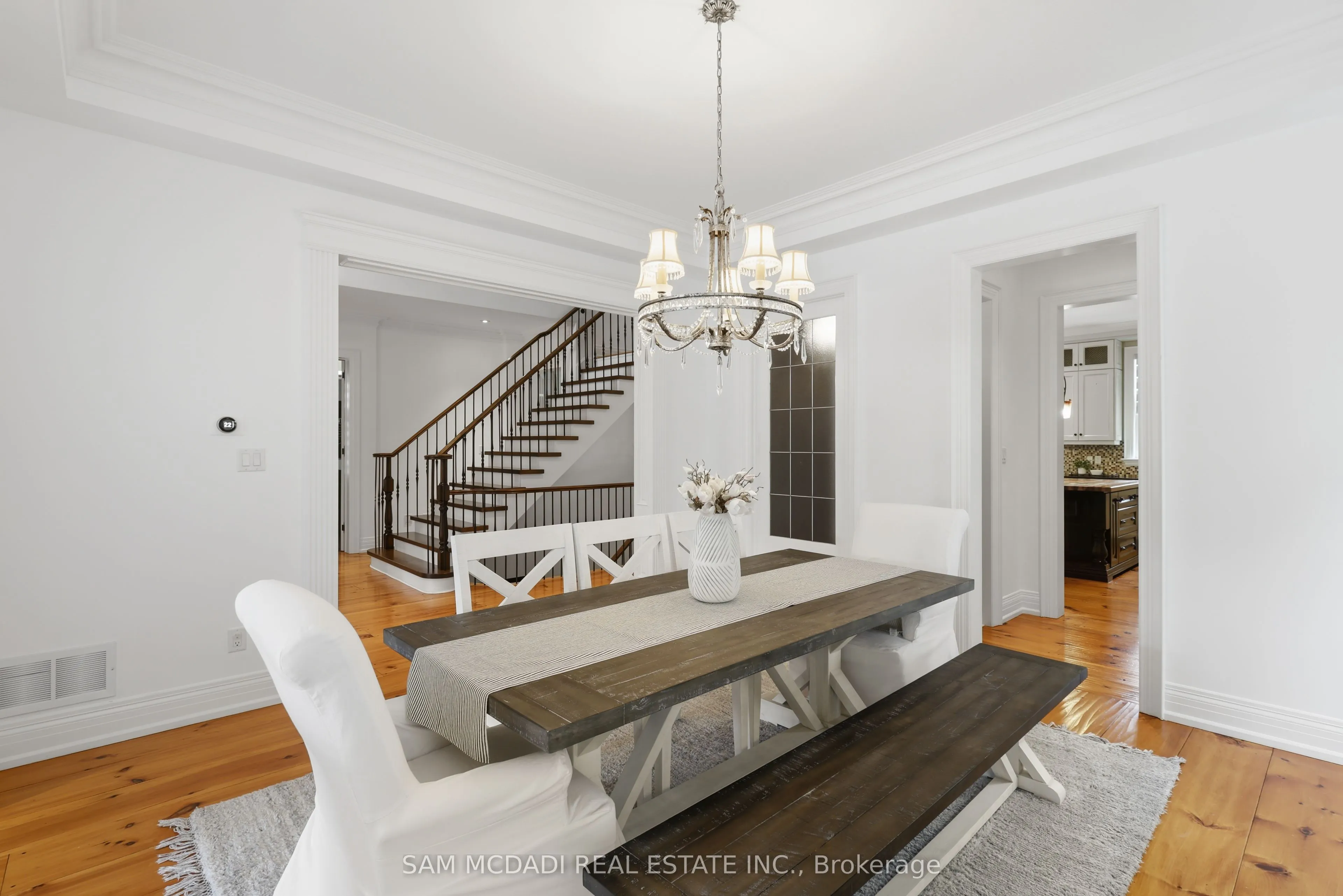 725 Queensway W