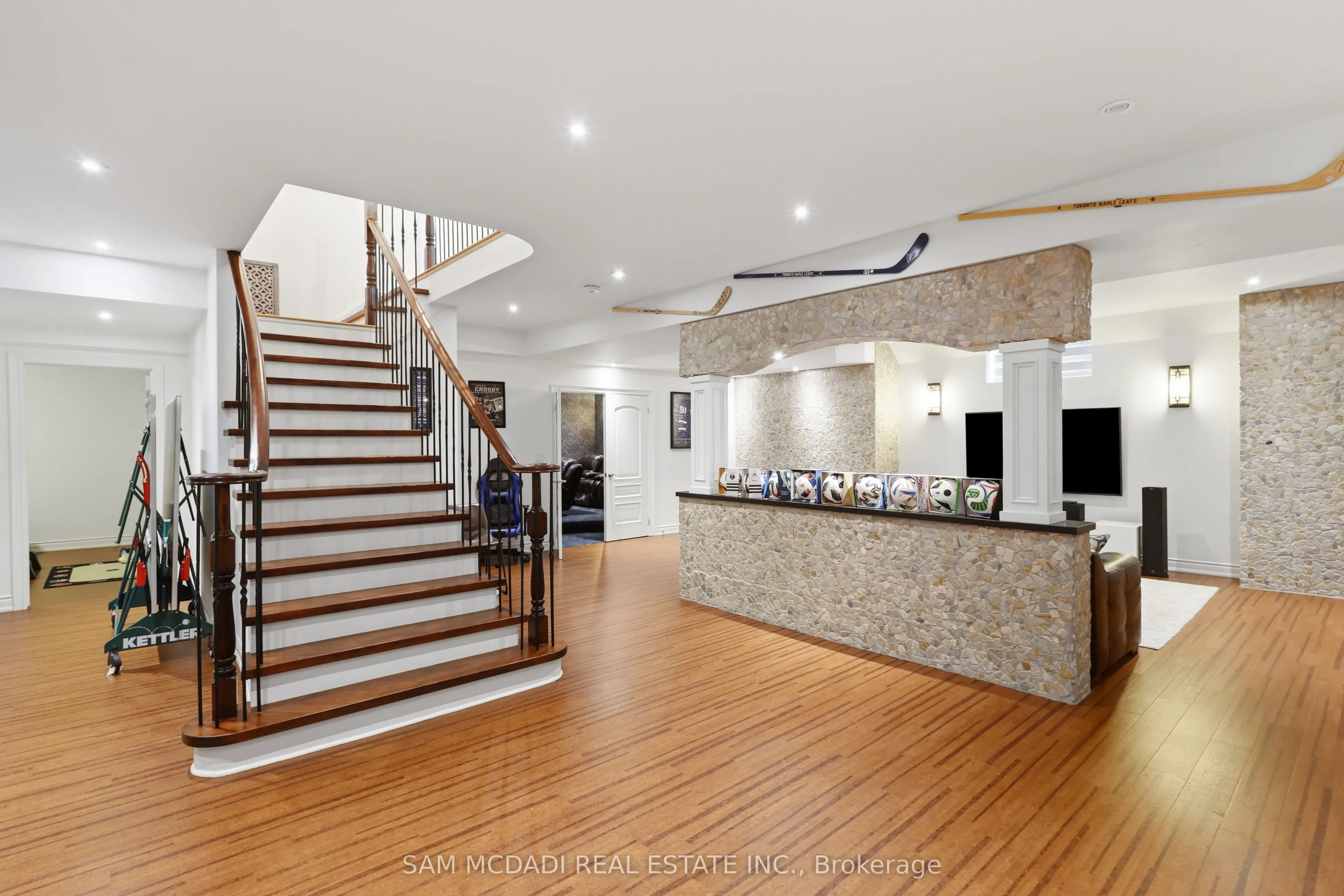 725 Queensway W
