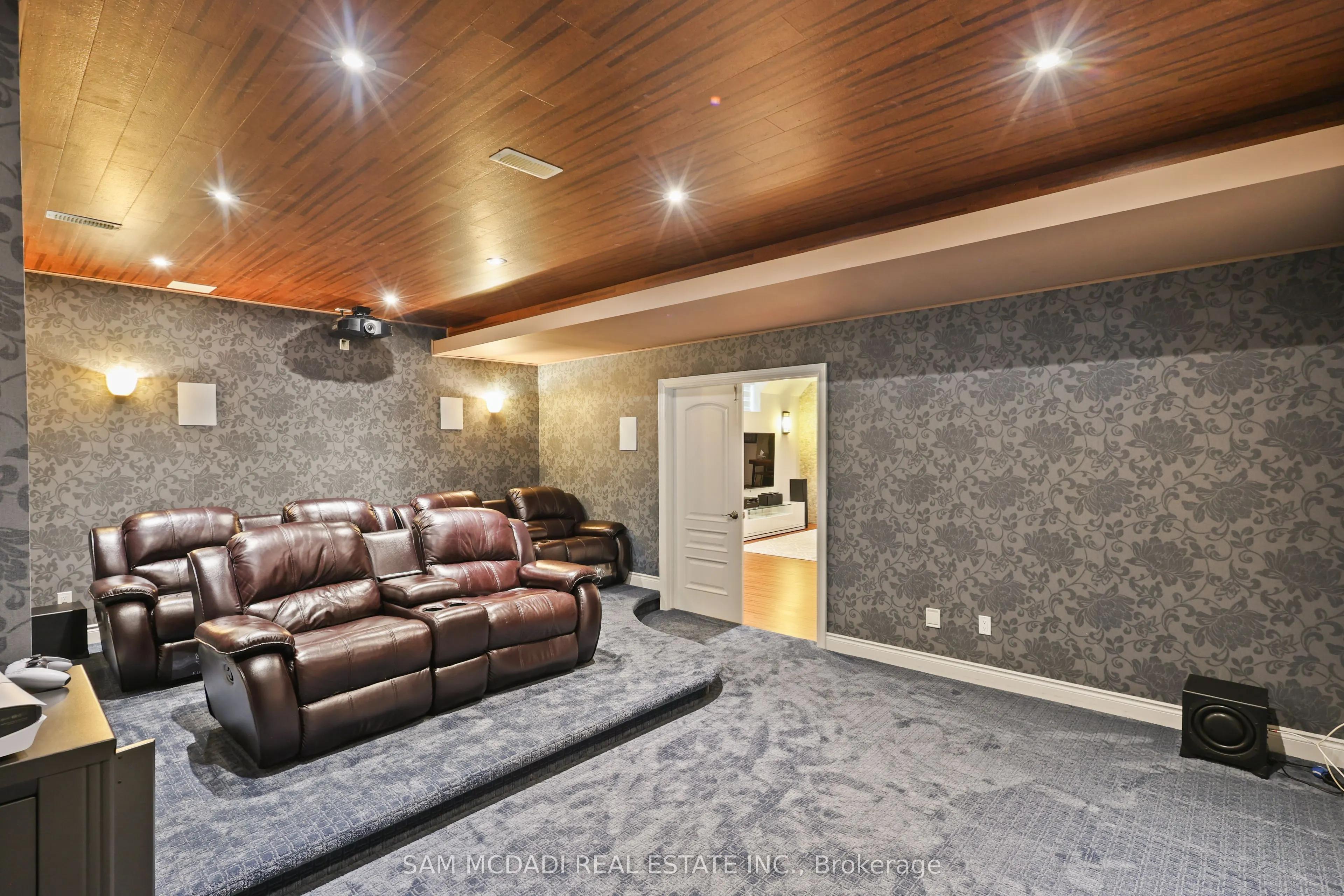 725 Queensway W