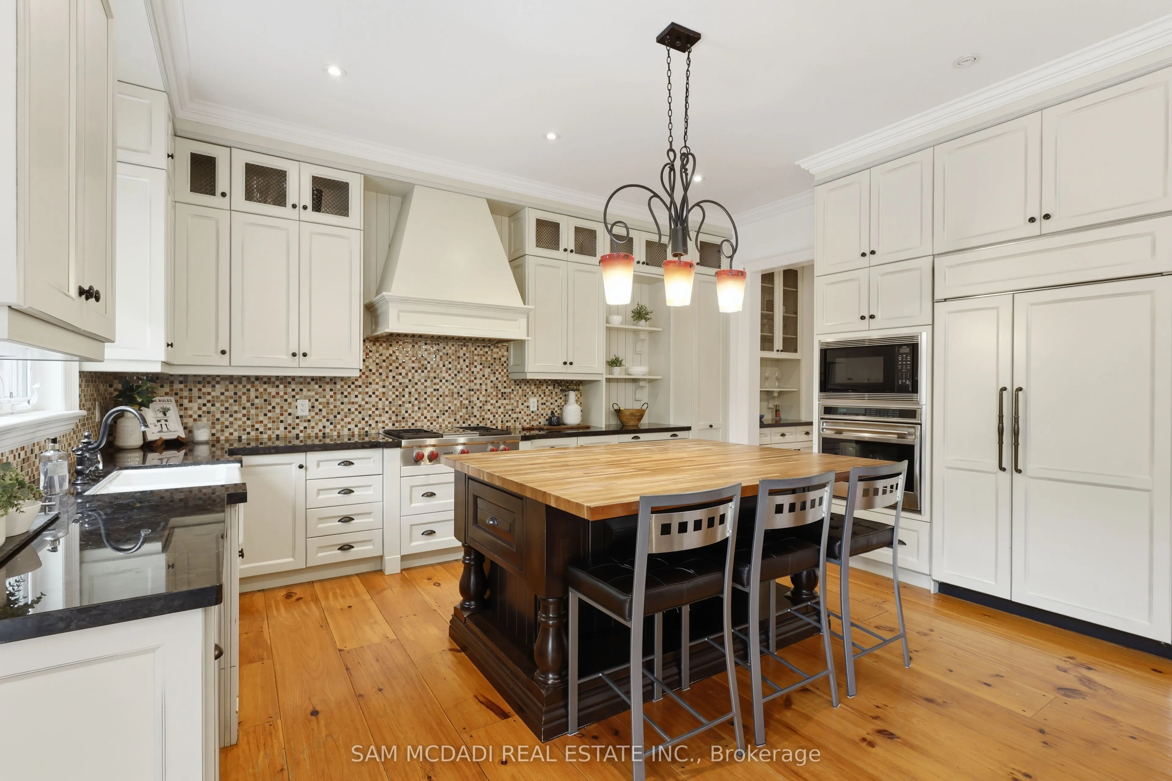 725 Queensway W