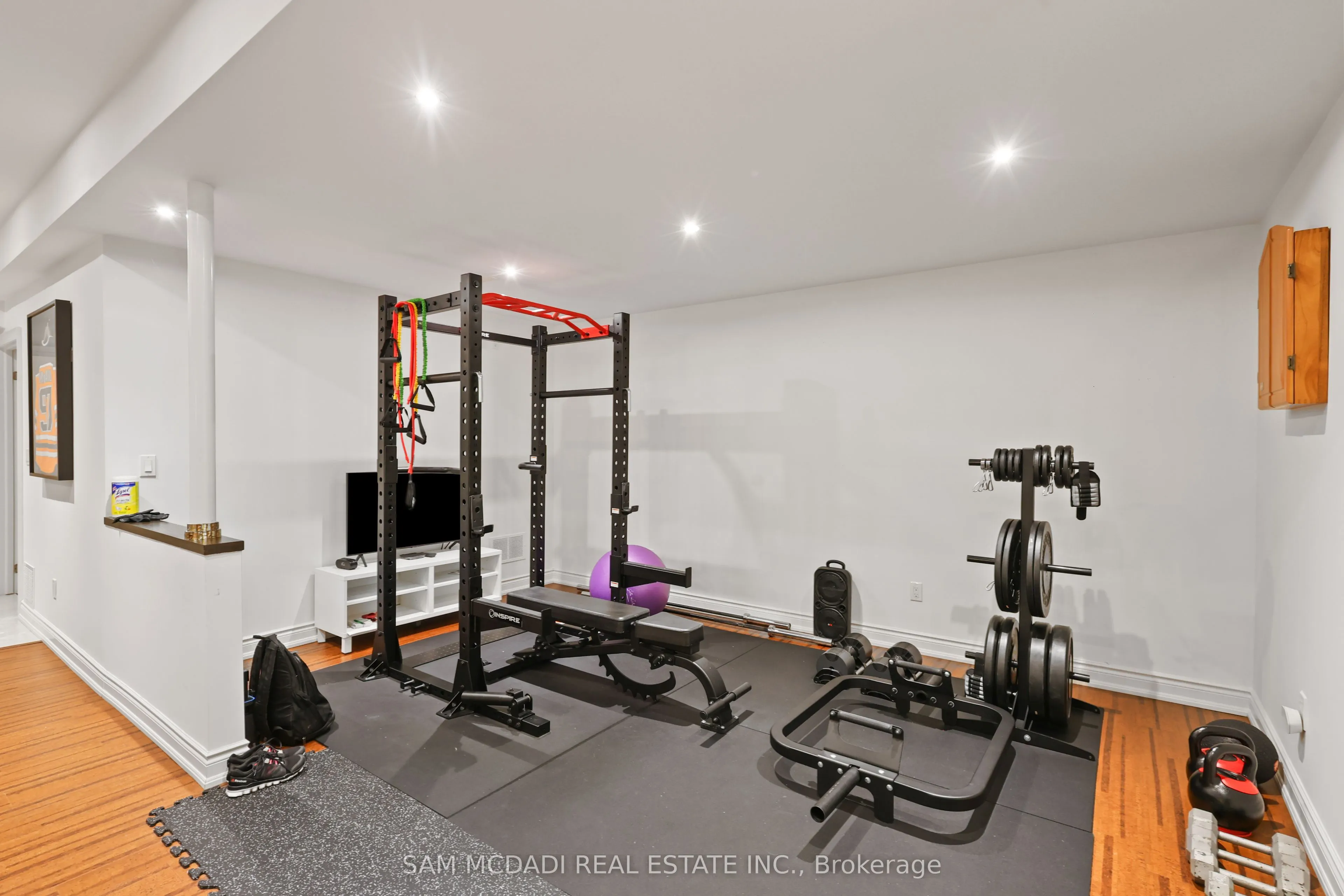 725 Queensway W