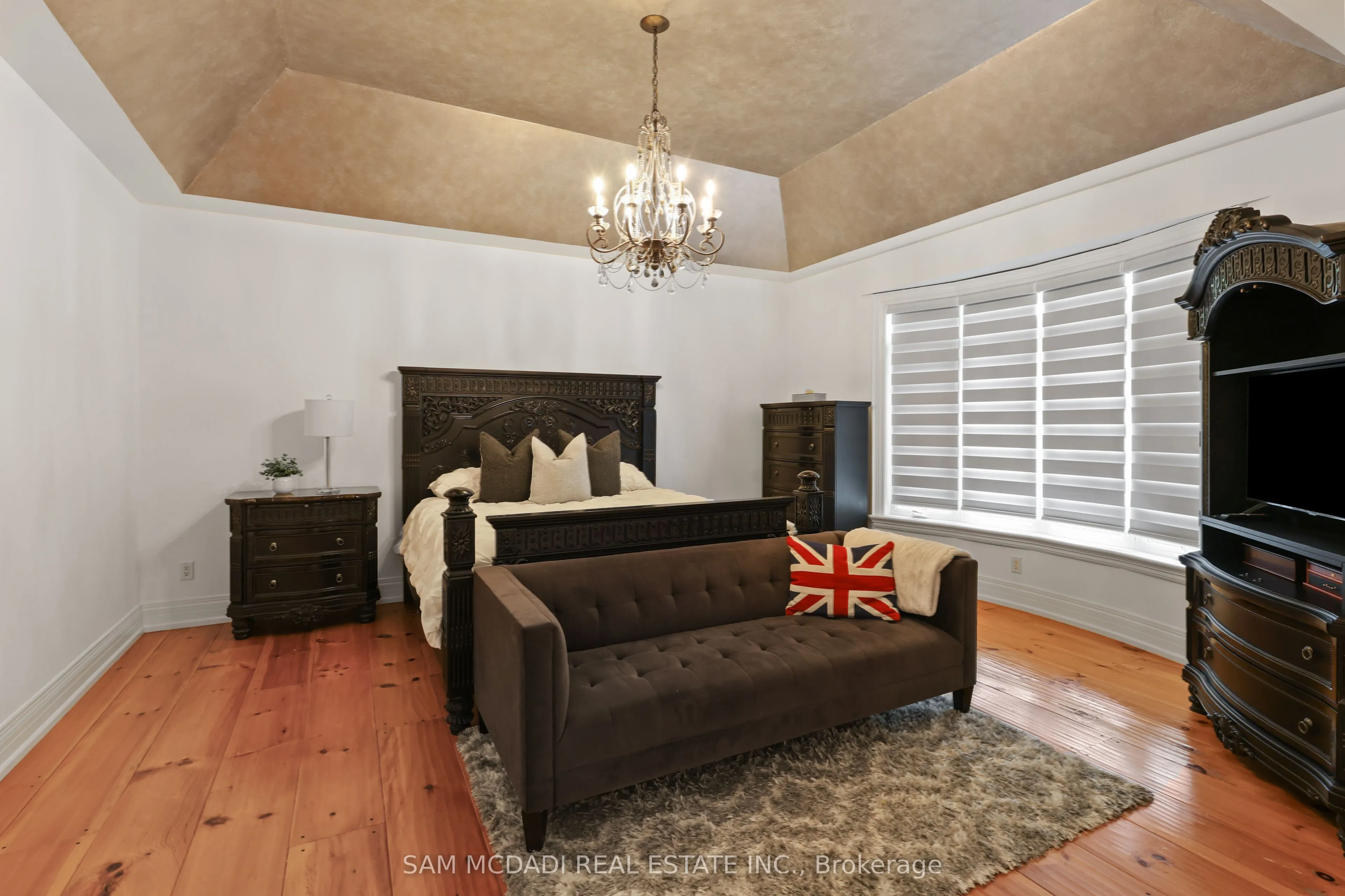 725 Queensway W