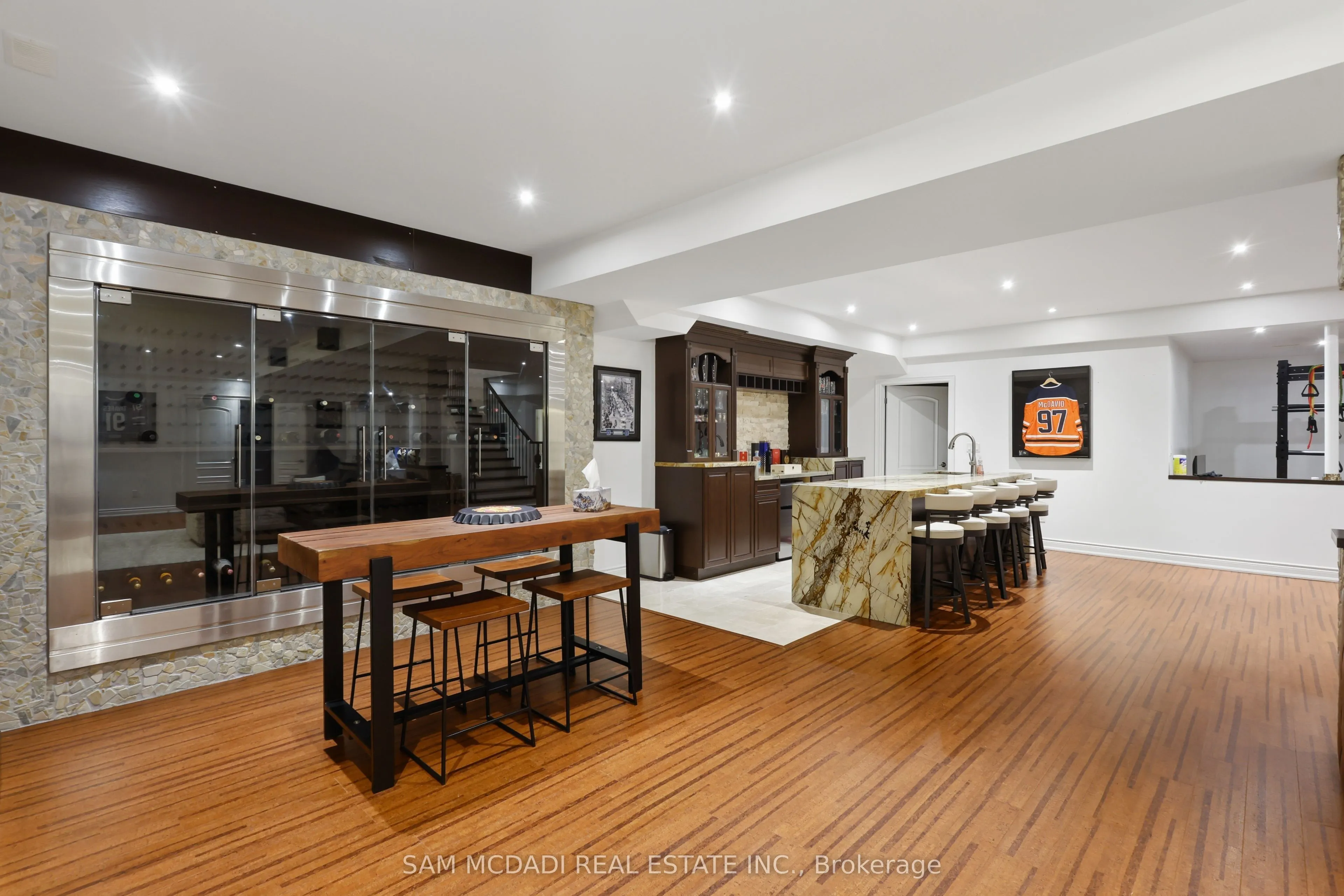 725 Queensway W