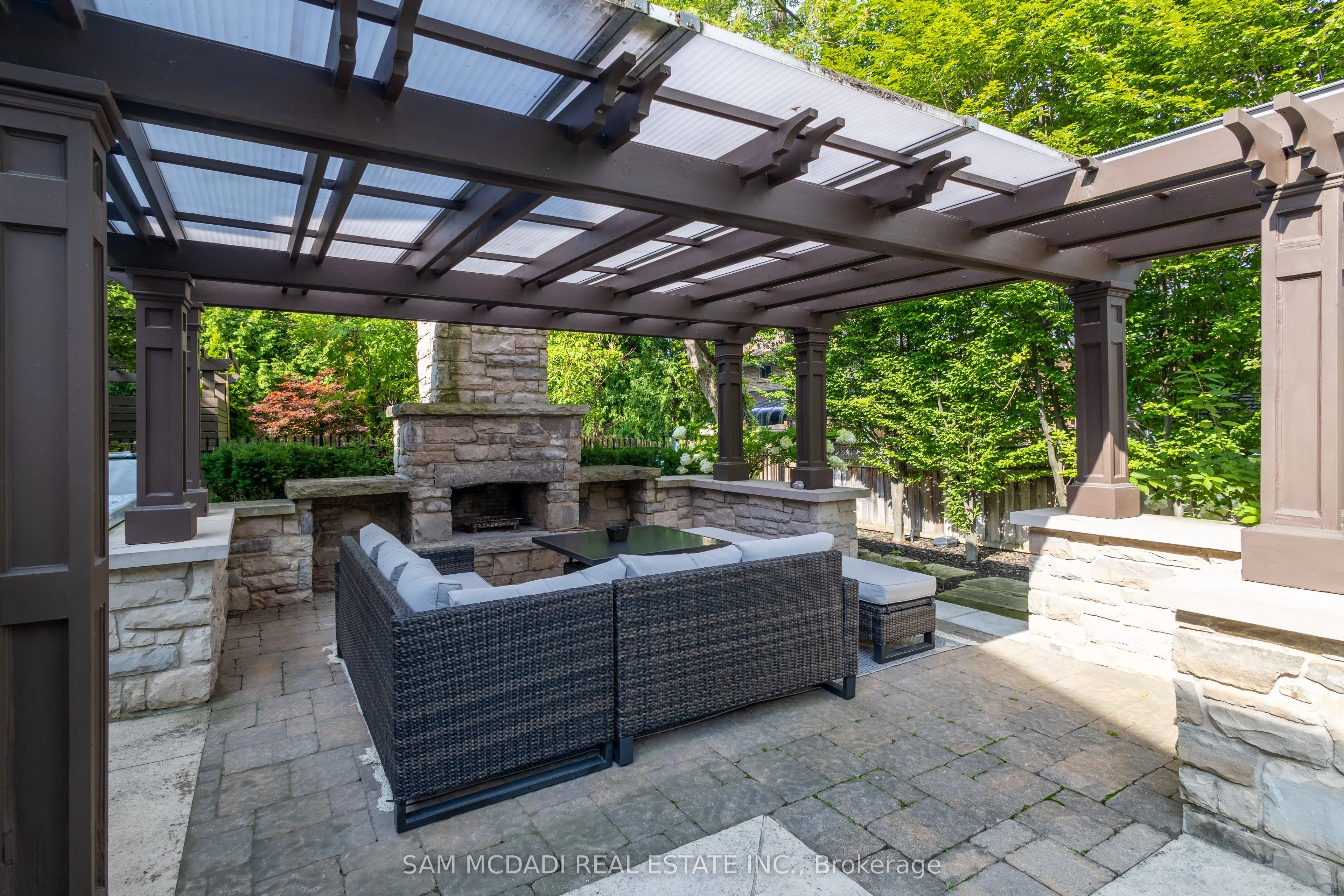 725 Queensway W