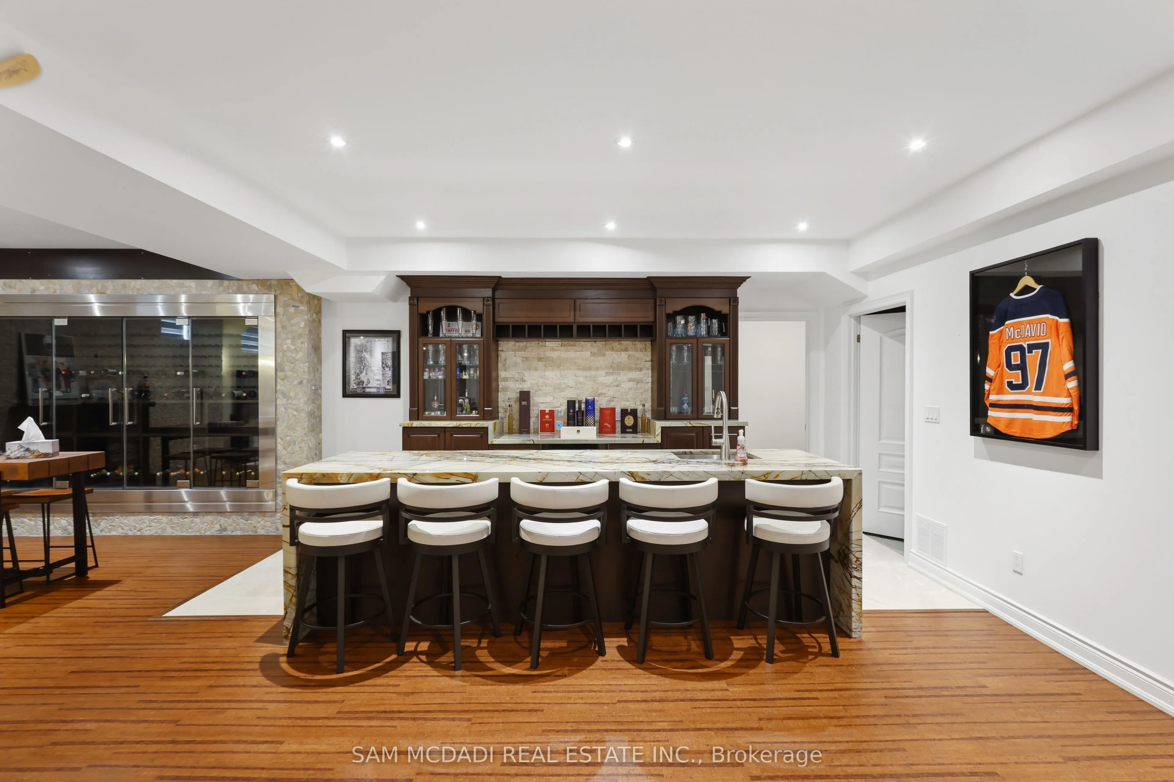 725 Queensway W