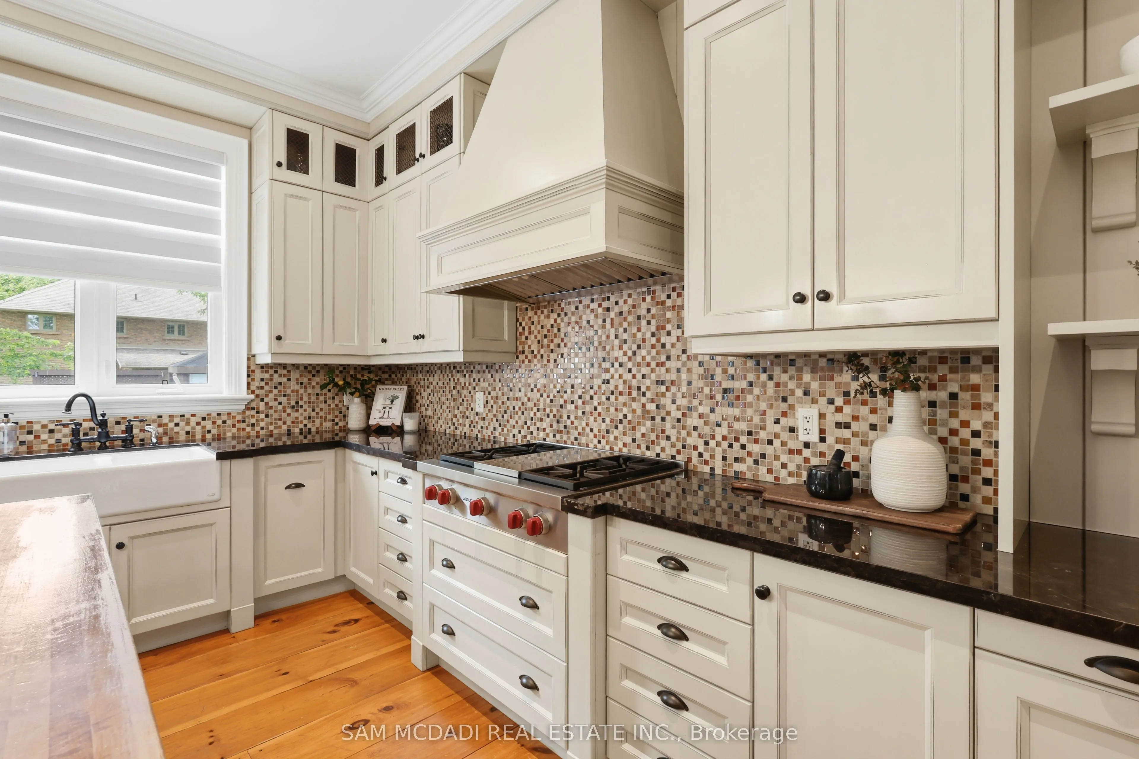 725 Queensway W