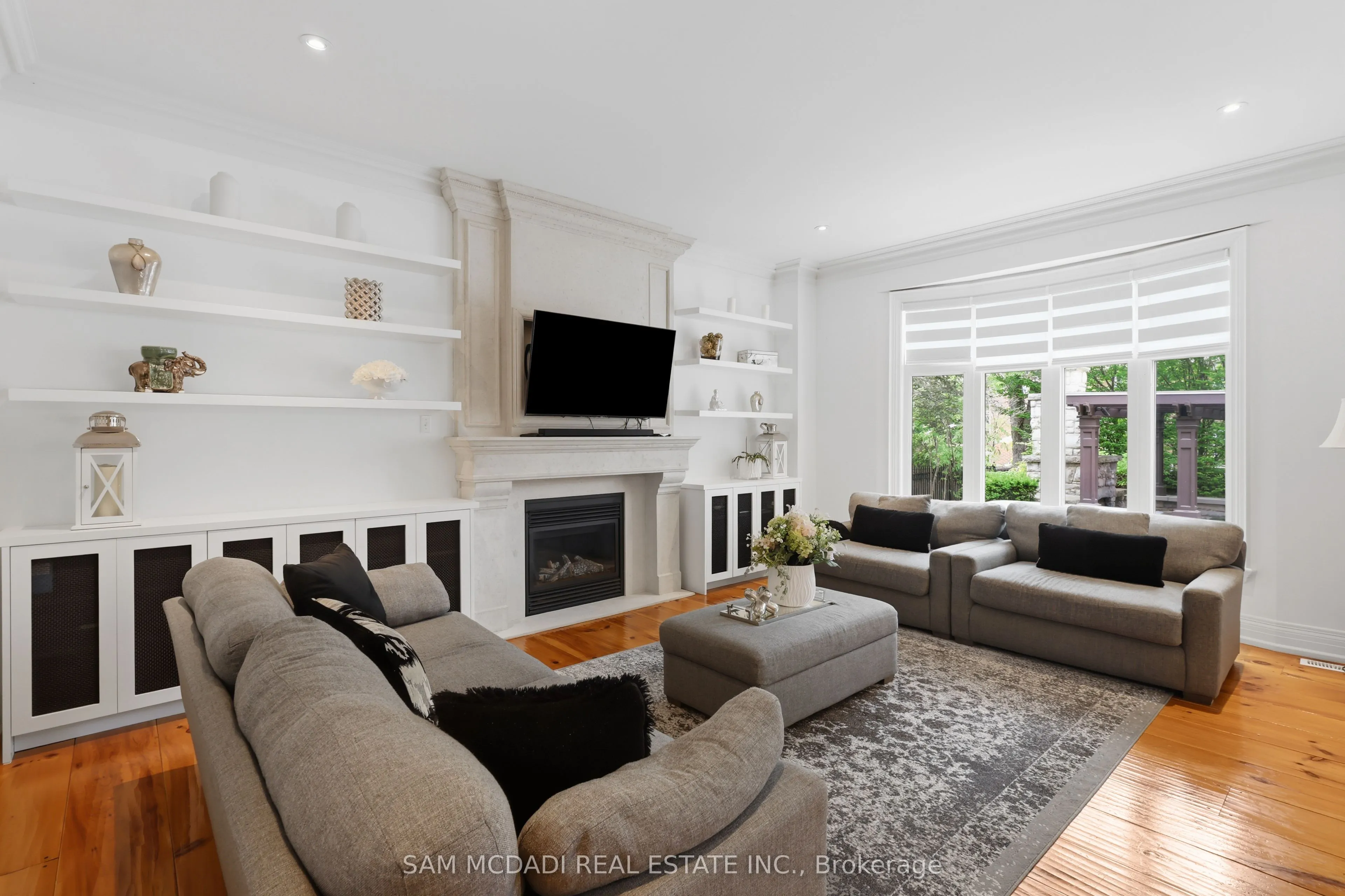 725 Queensway W