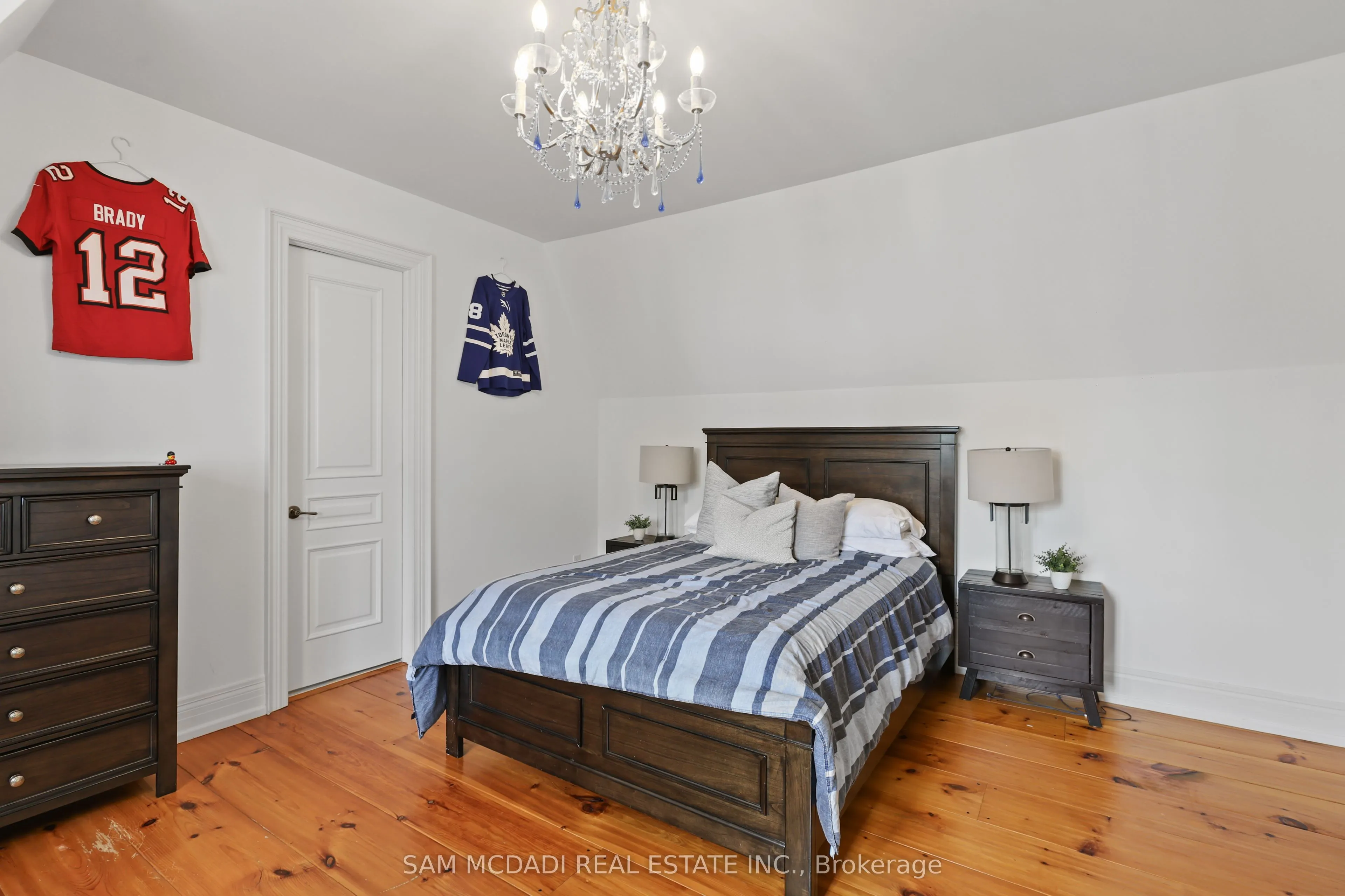 725 Queensway W