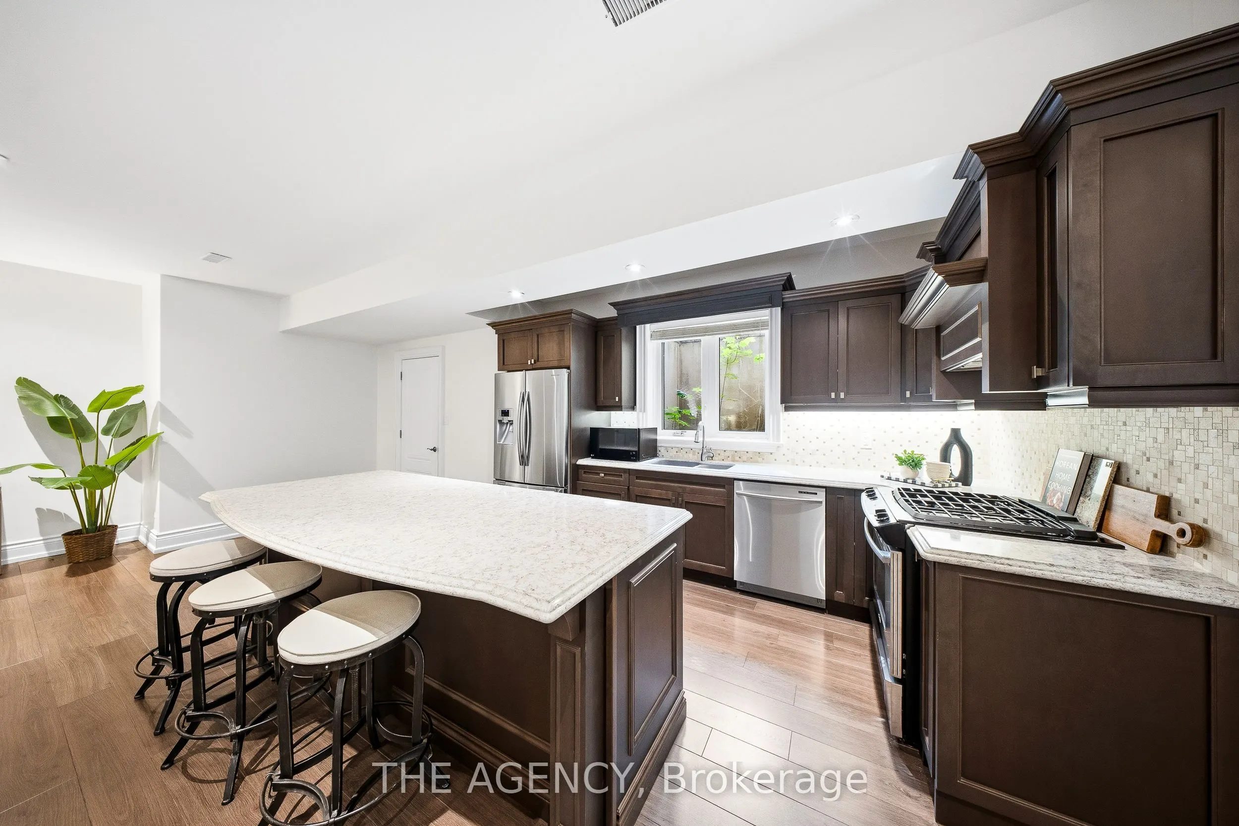 1098 Lakeshore Road W