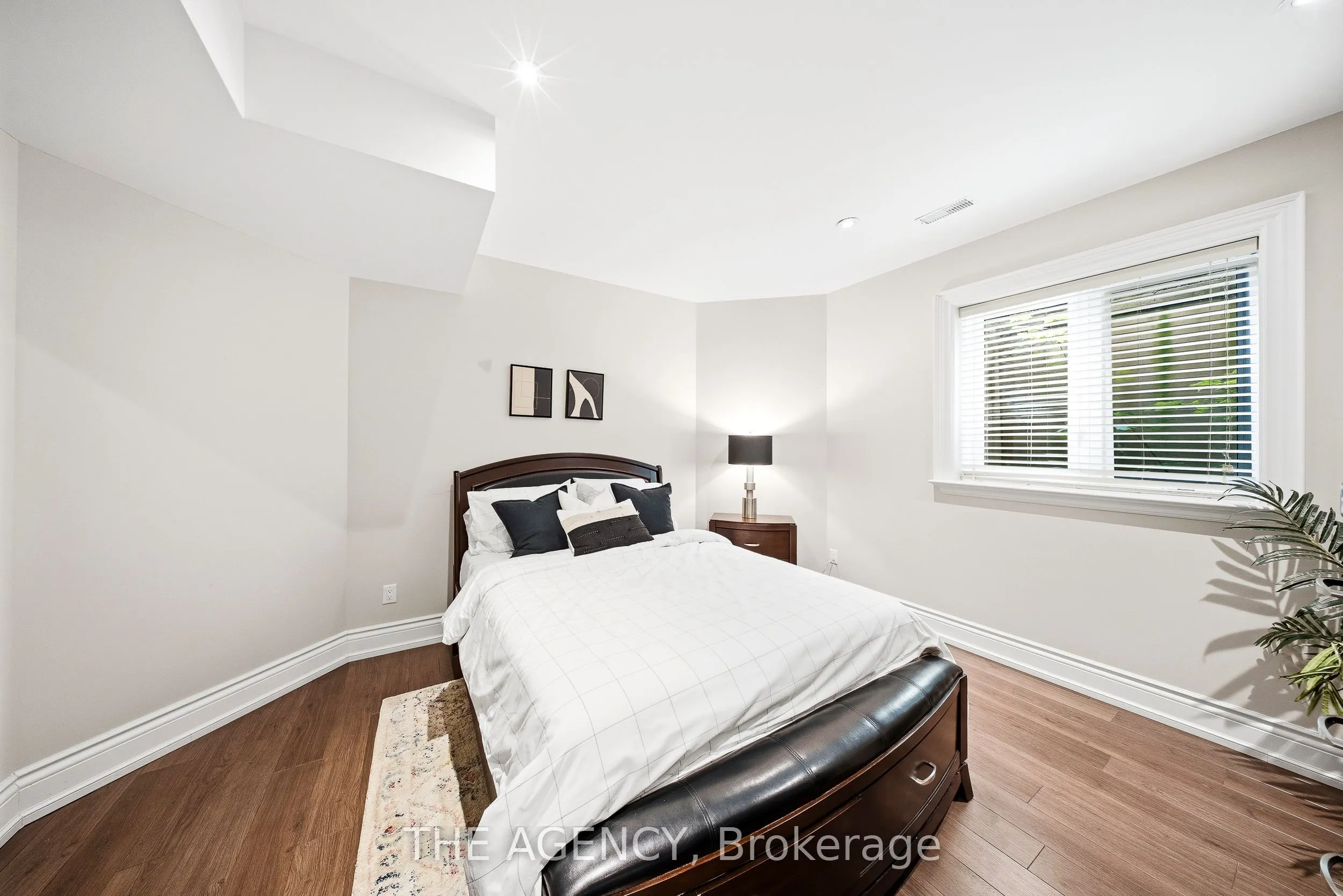 1098 Lakeshore Road W