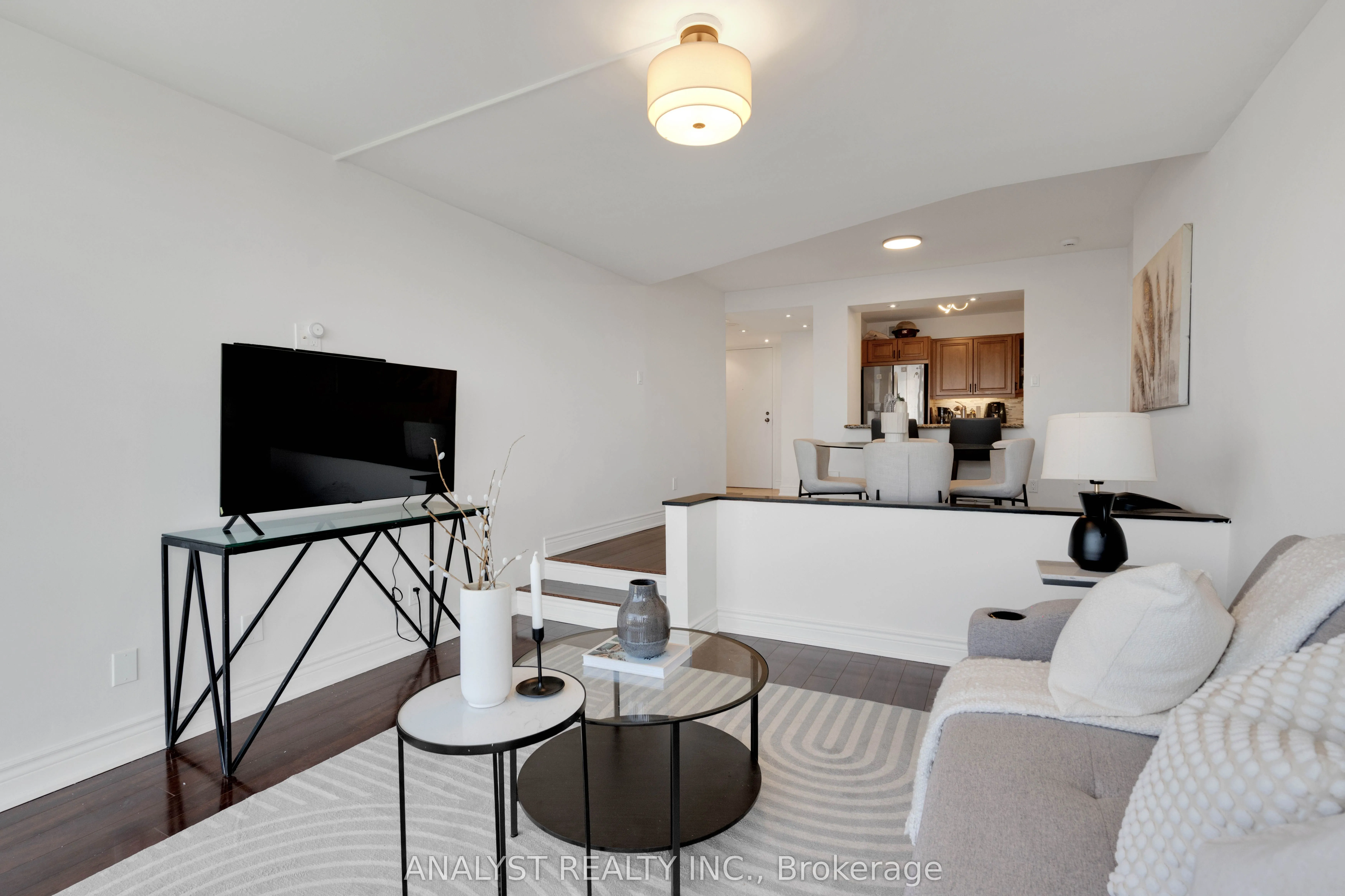 50 Eglinton Avenue W #909