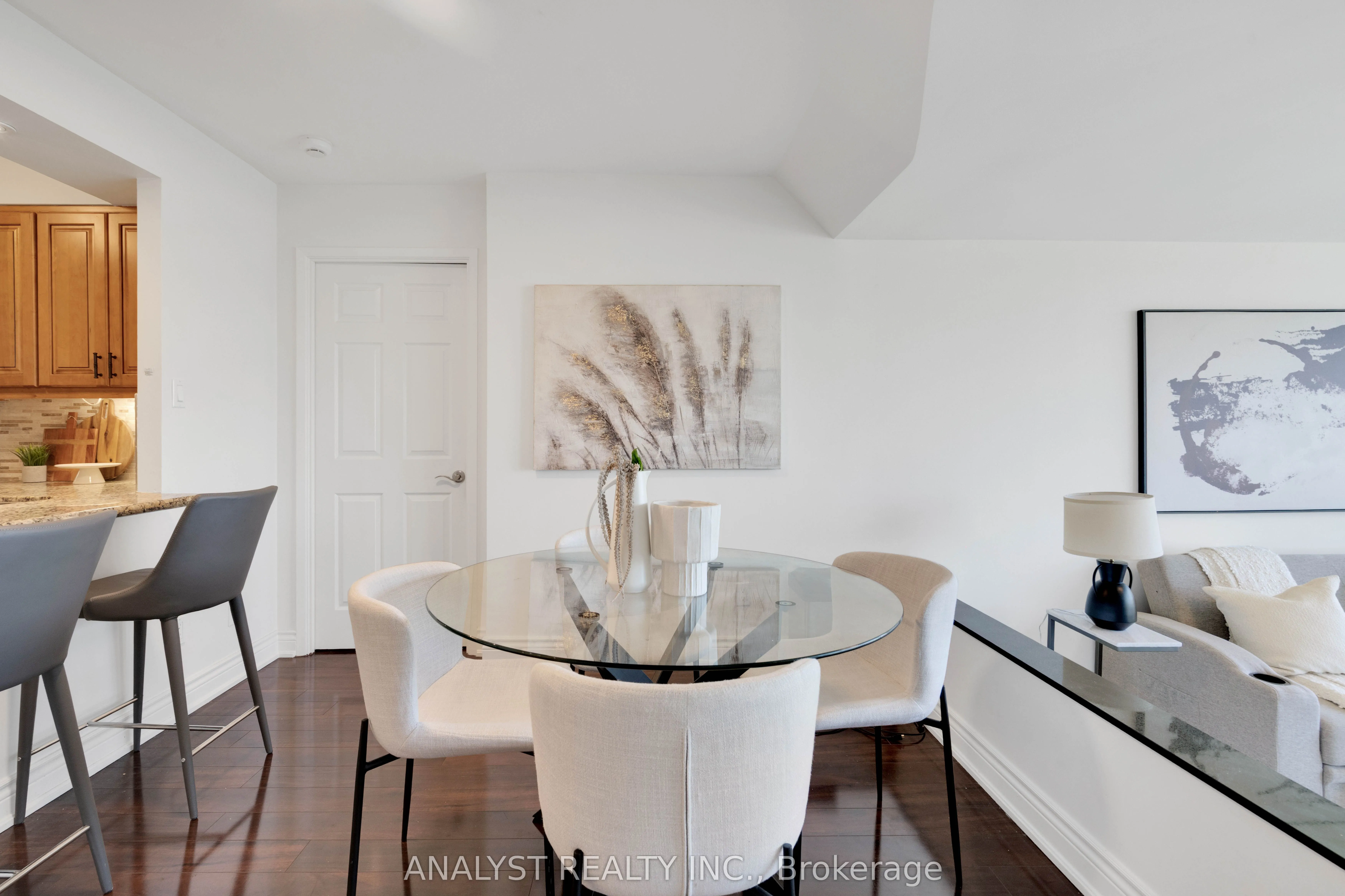 50 Eglinton Avenue W #909