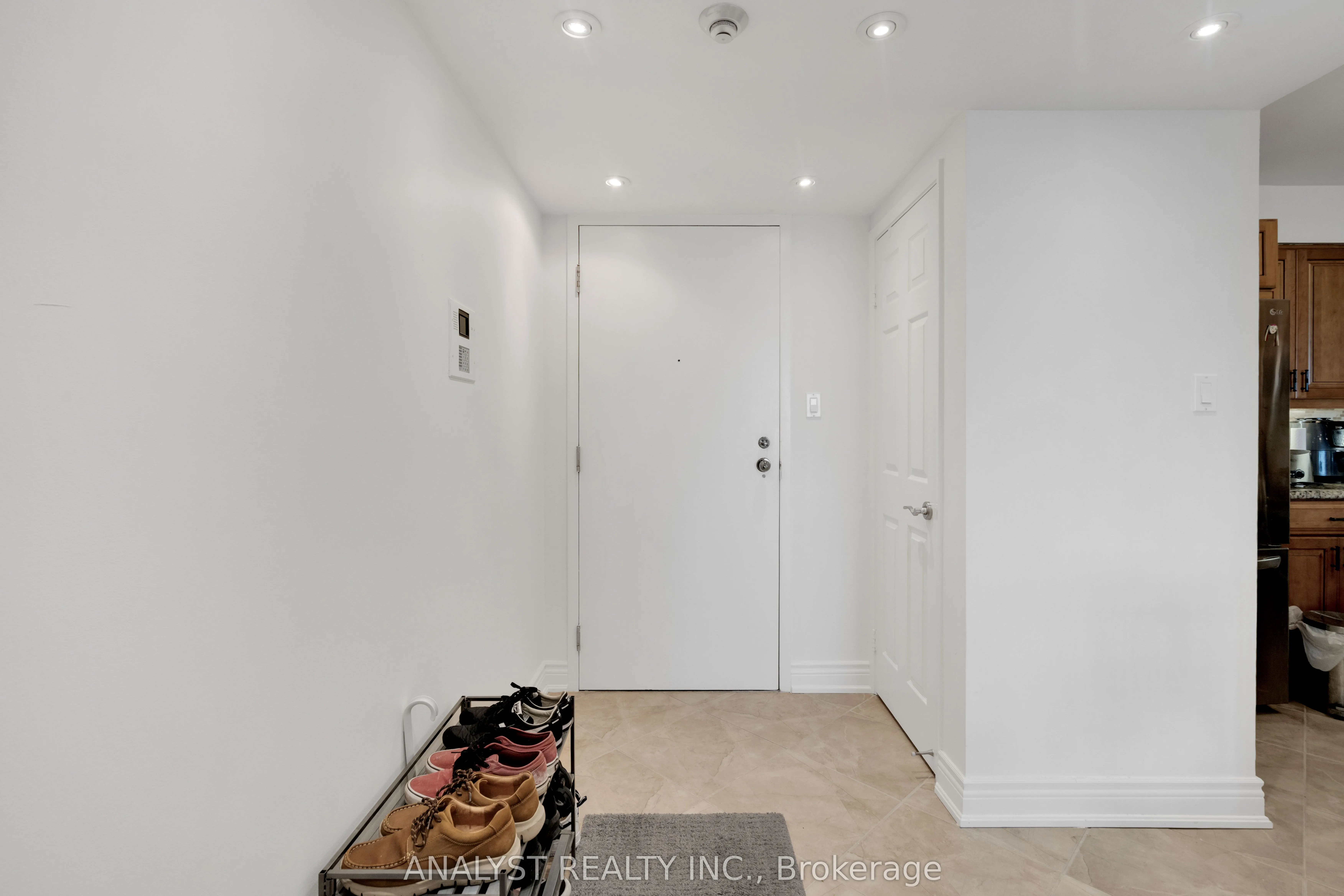 50 Eglinton Avenue W #909