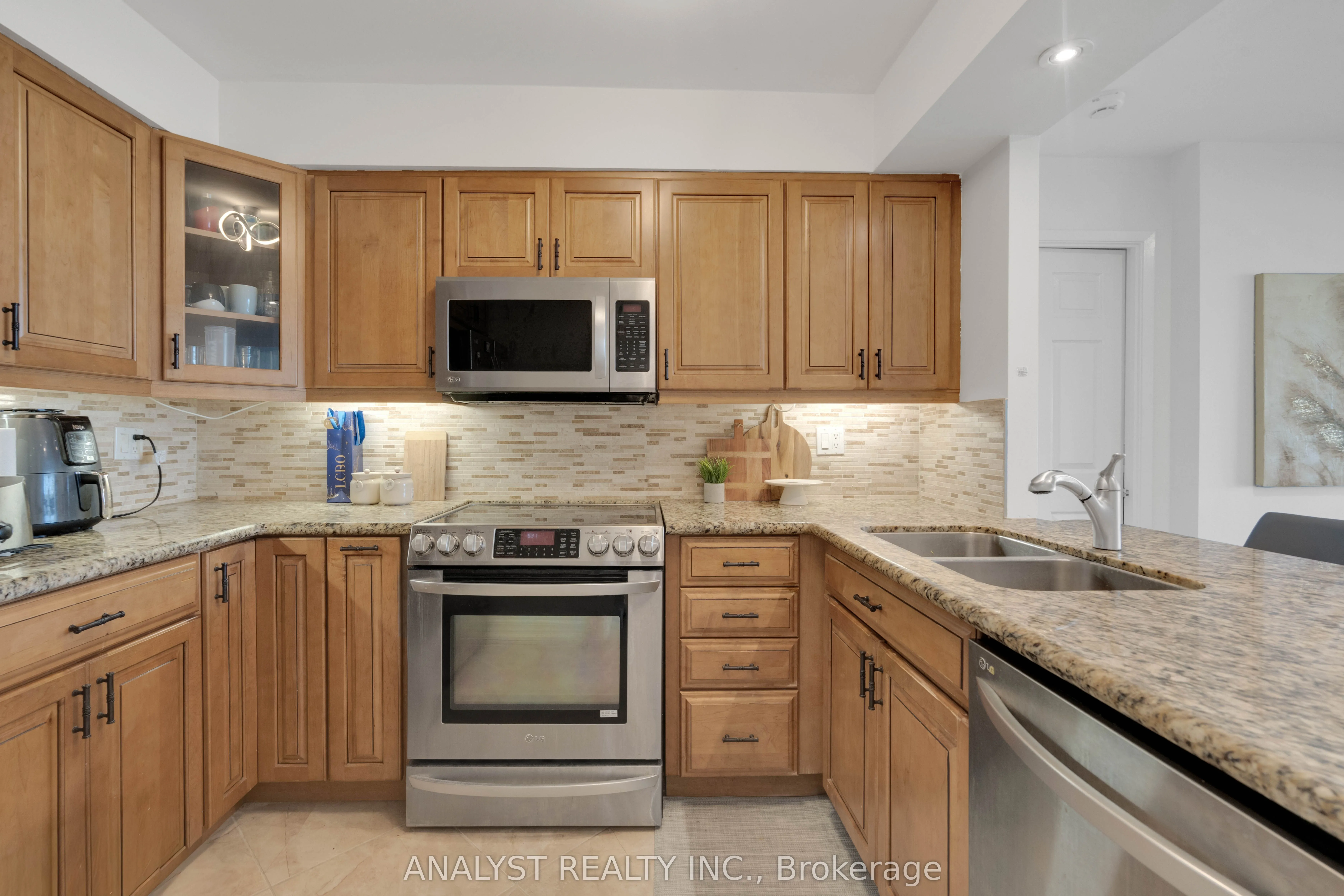50 Eglinton Avenue W #909