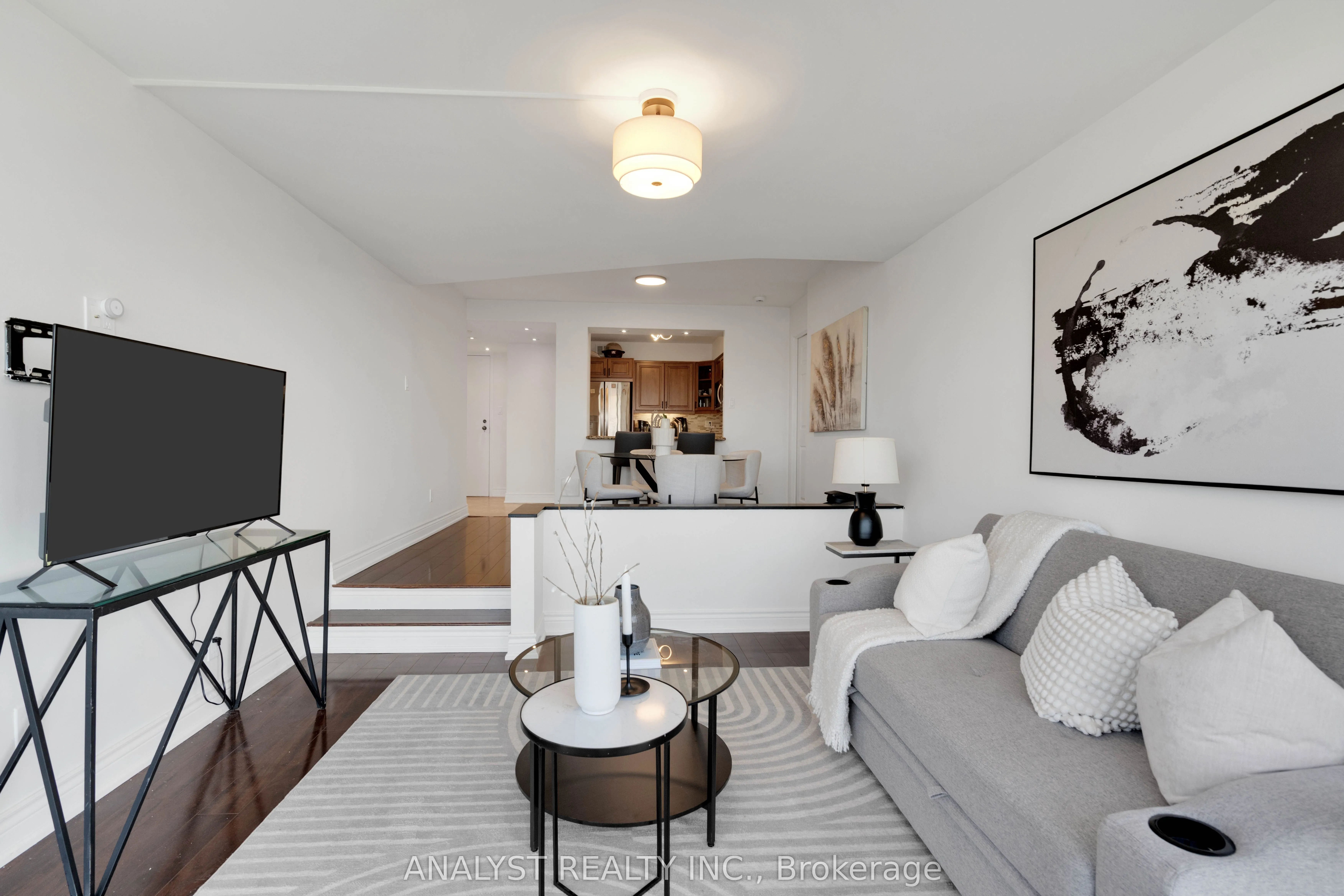50 Eglinton Avenue W #909