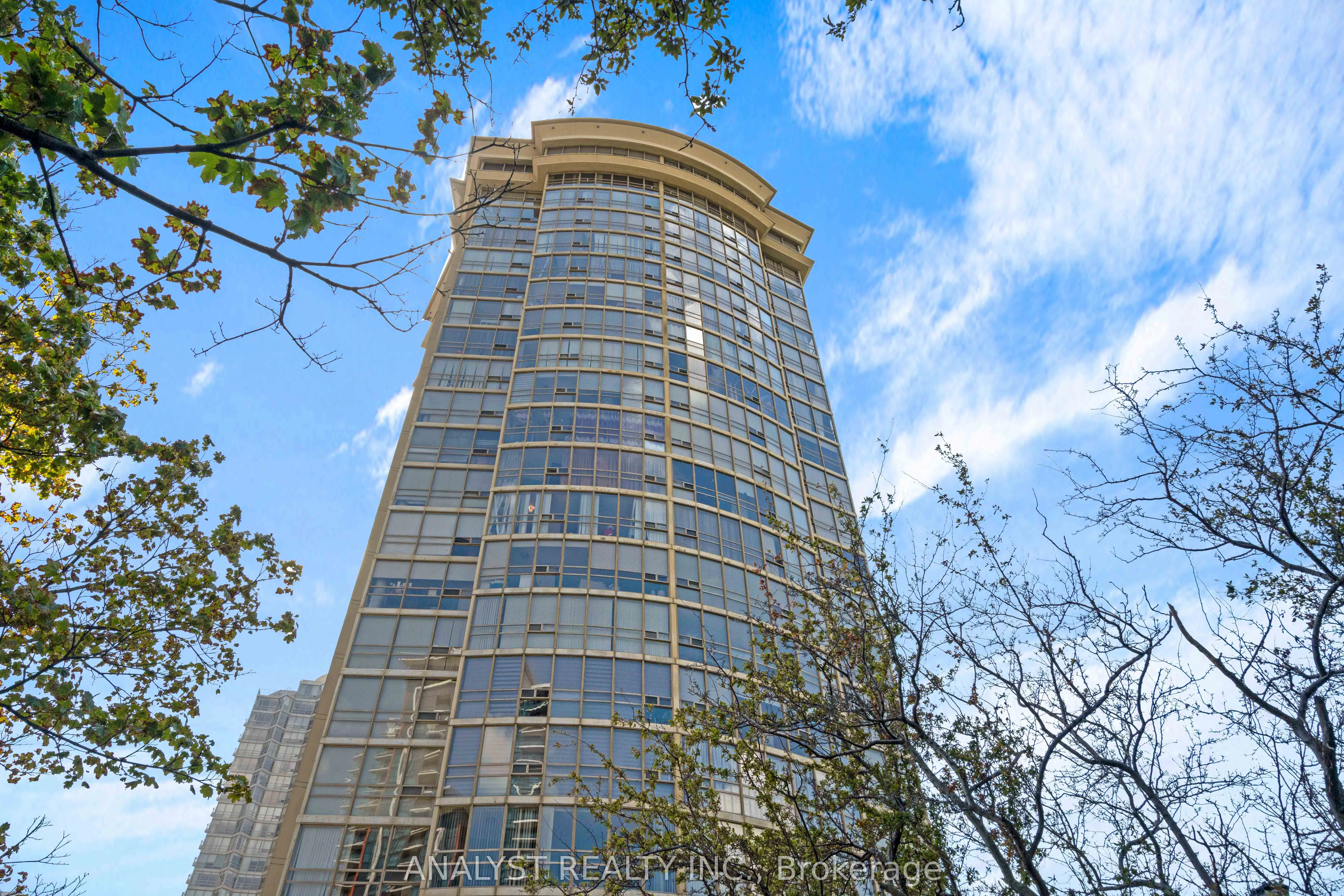 50 Eglinton Avenue W #909